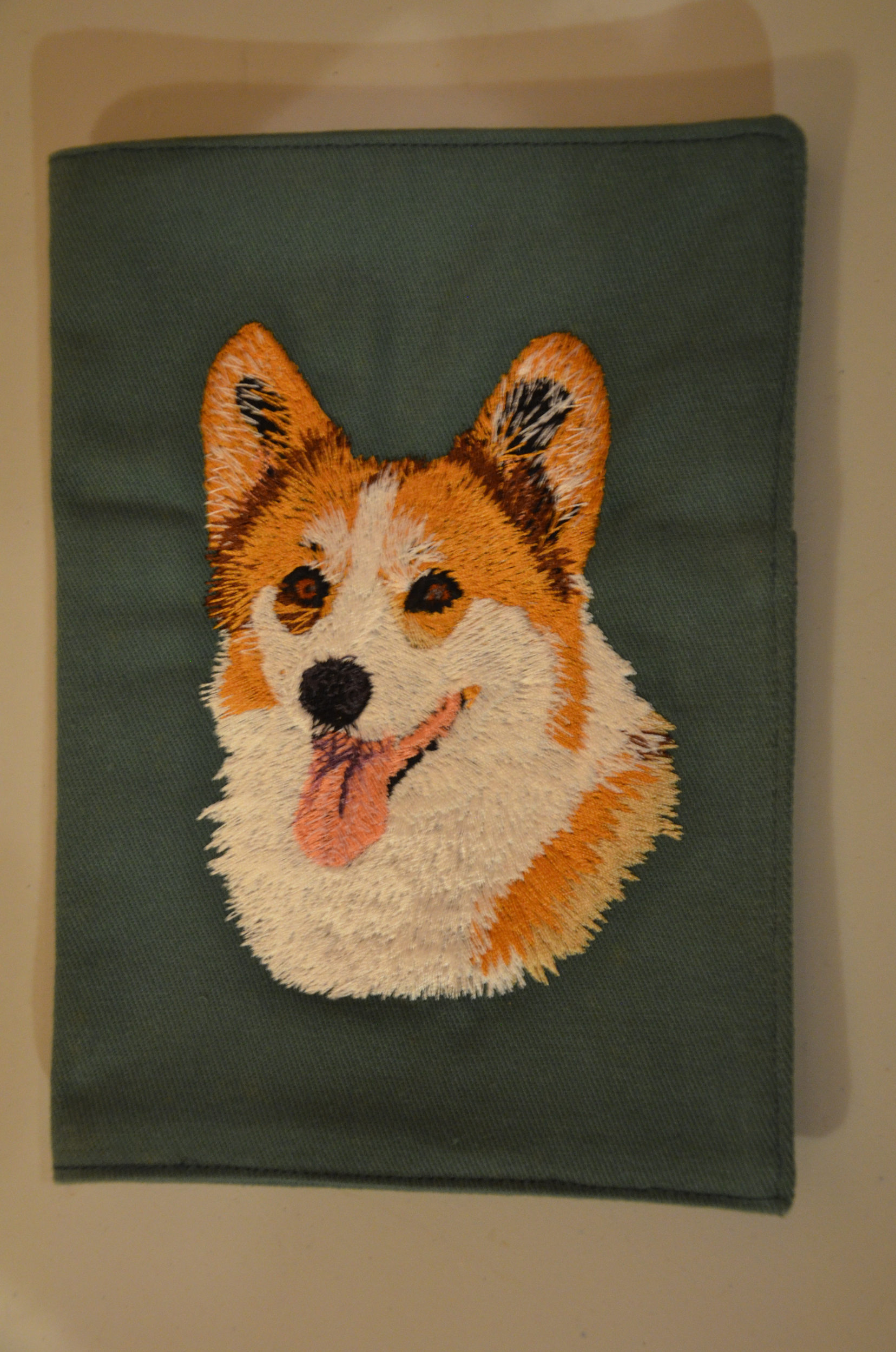 Broderie Welsh corgi pembroke 2 - protège carnet de santé vert