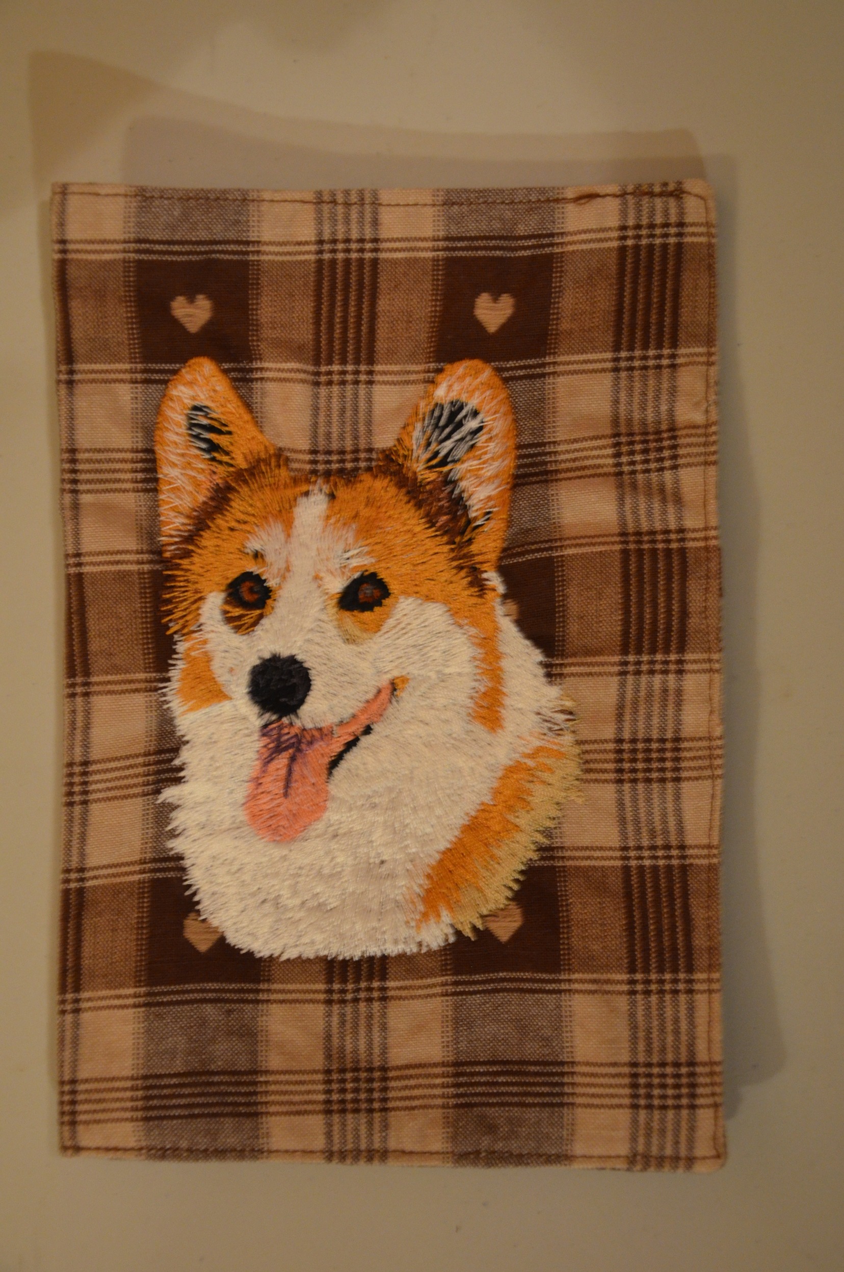Broderie Welsh corgi pembroke 2 - protège carnet de santé écossais marron avec coeurs