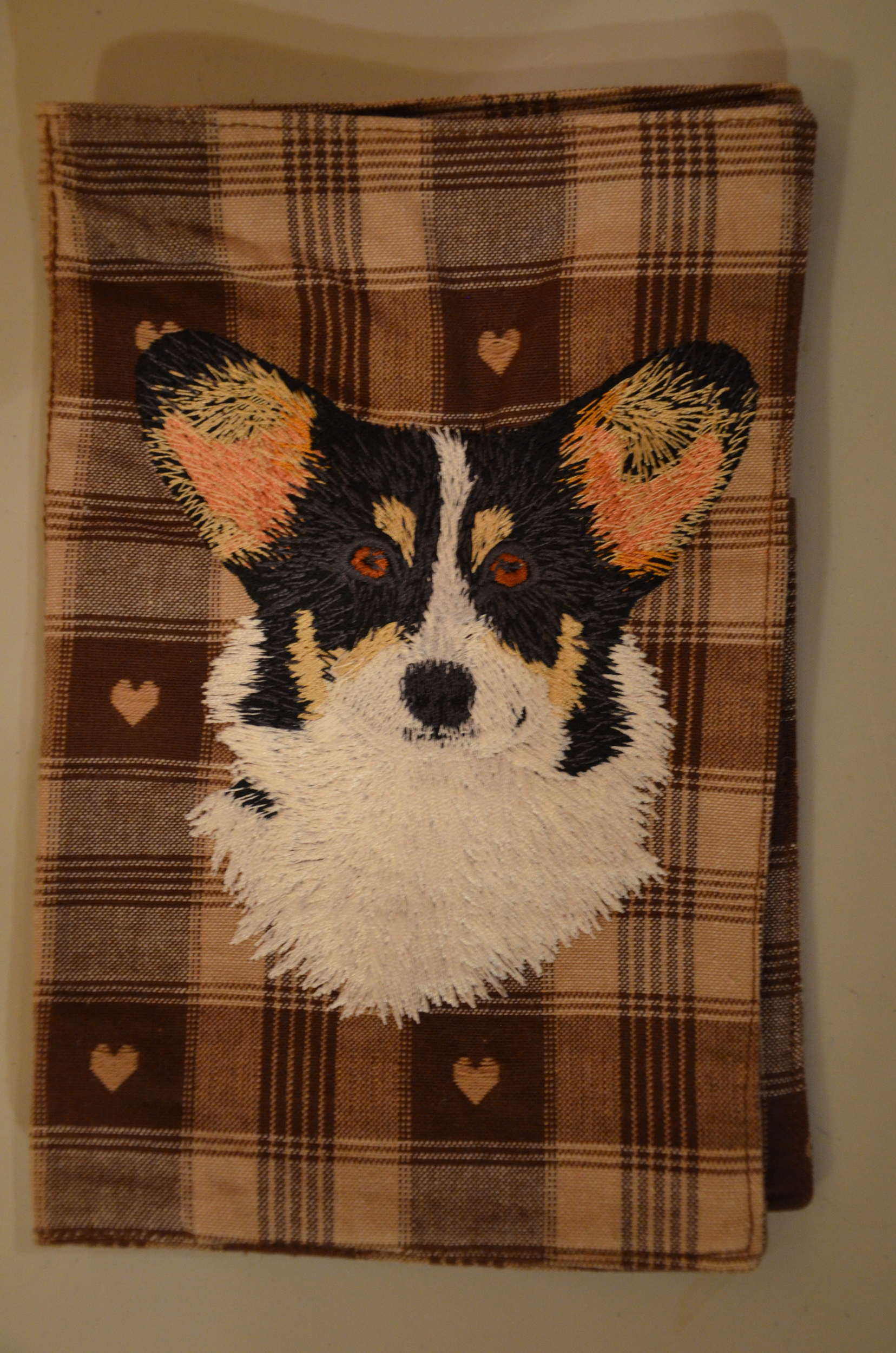 Broderie Welsh corgi pembroke 1 - protège carnet de santé écossais marron à coeurs