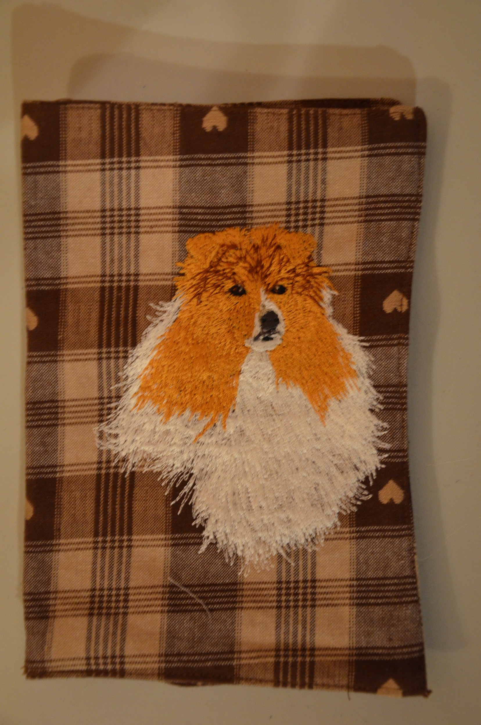 Broderie Berger des Shetland 21 - protège carnet de santé écossais marron