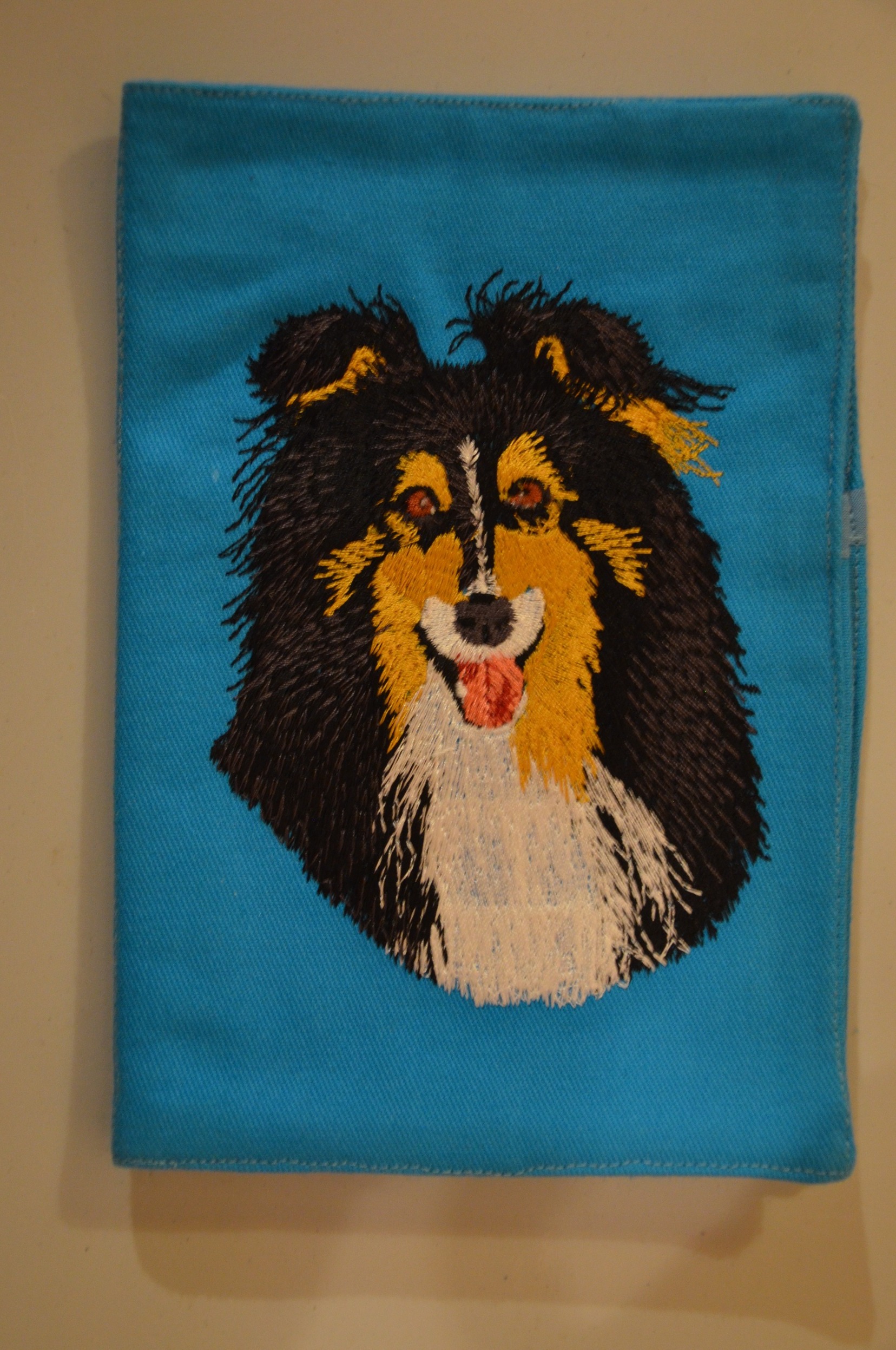 Broderie Berger des Shetland 11 - protège carnet de santé bleu turquoise