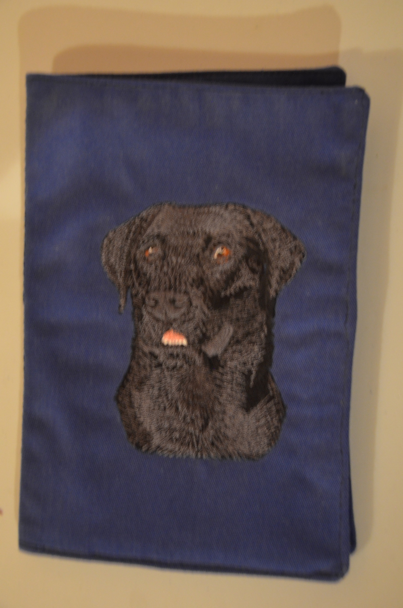 Broderie Labrador 12 - protège carnet de santé bleu foncé