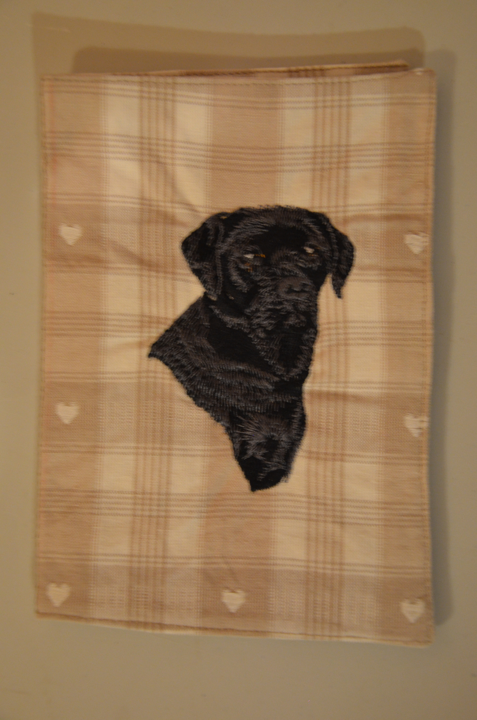 Broderie Labrador 13 - protège carnet de santé écossais beige
