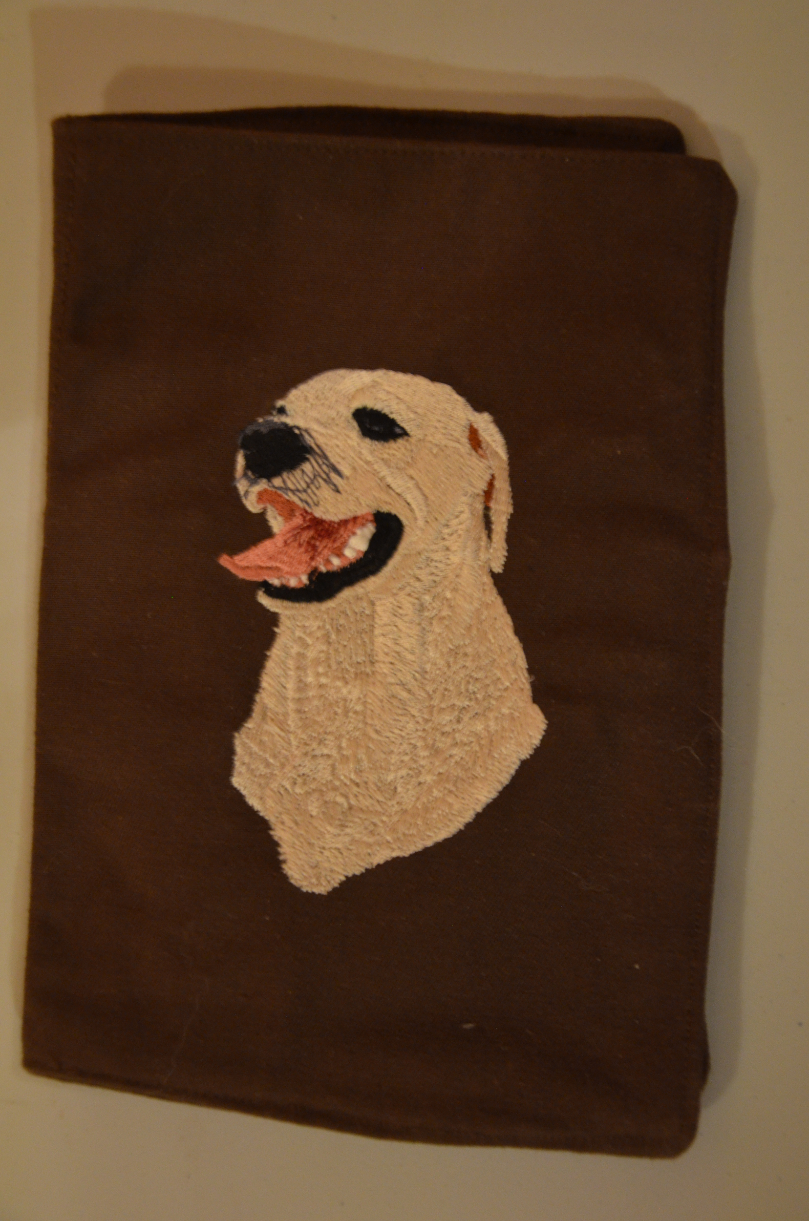 Broderie Labrador 21 - protège carnet de santé marron