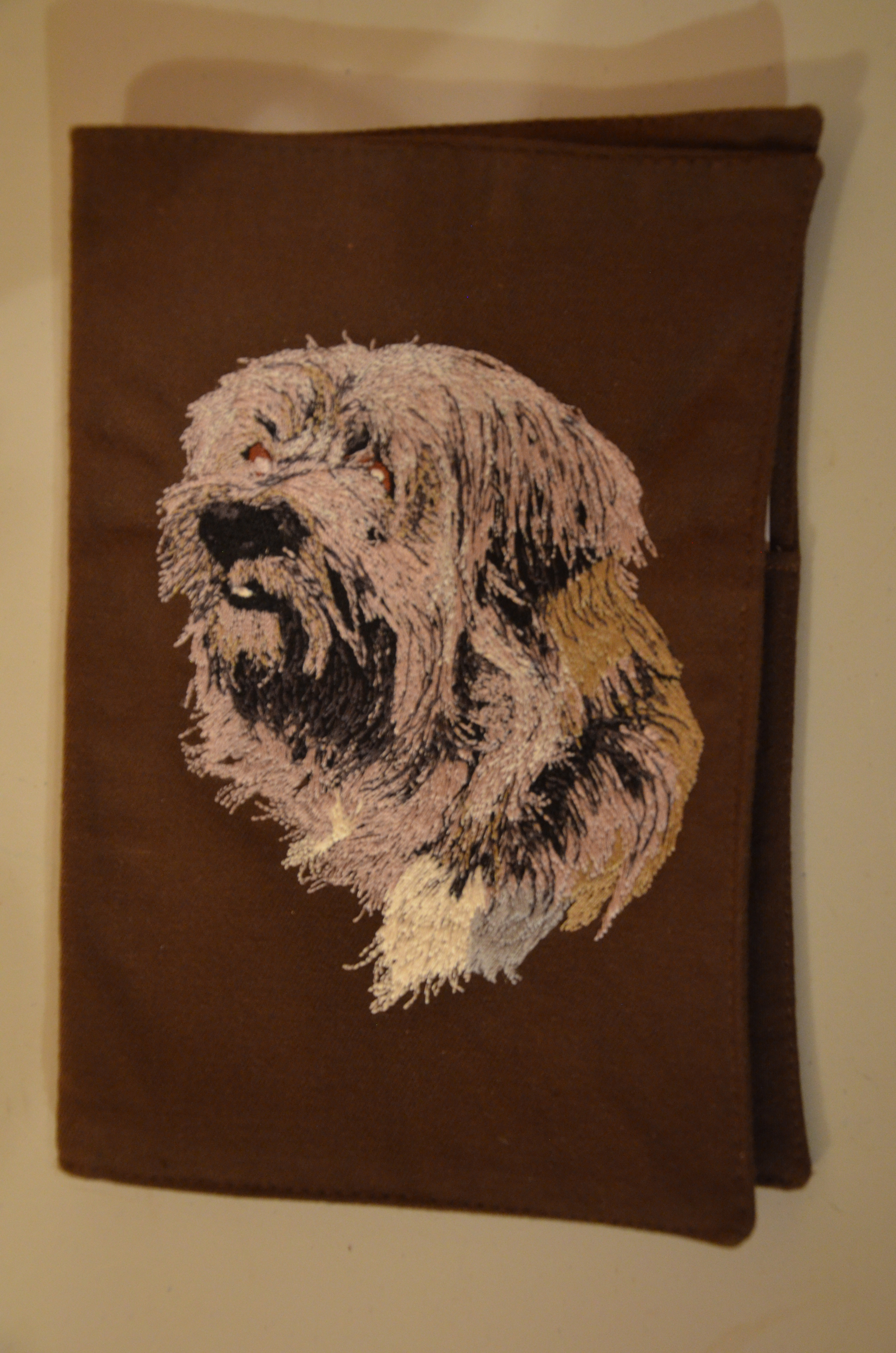 Broderie Berger des Pyrénées poil long 1 - protège carnet de santé marron