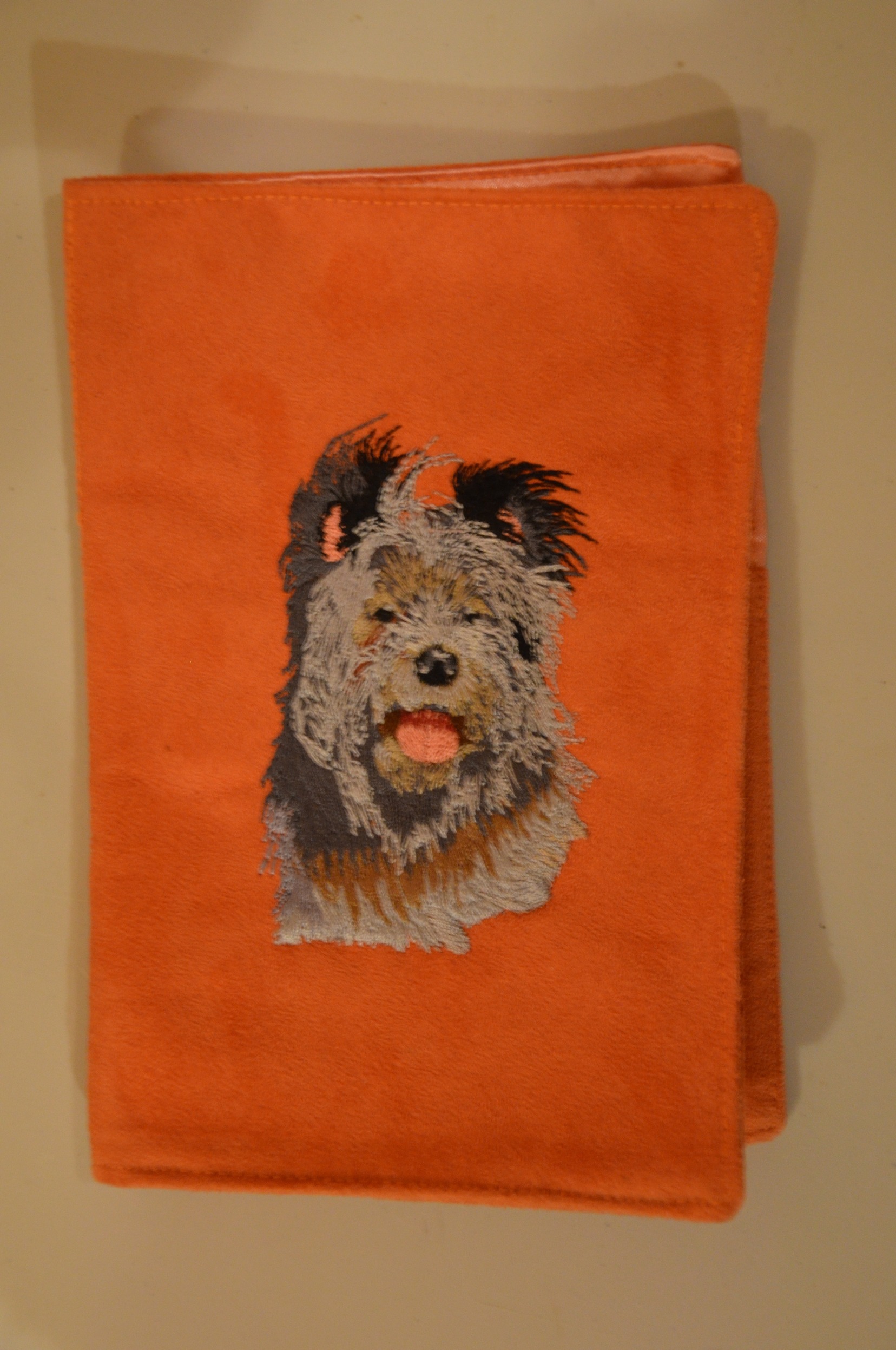 Broderie Berger des Pyrénées poil long 10 - protège carnet de santé suédine orange