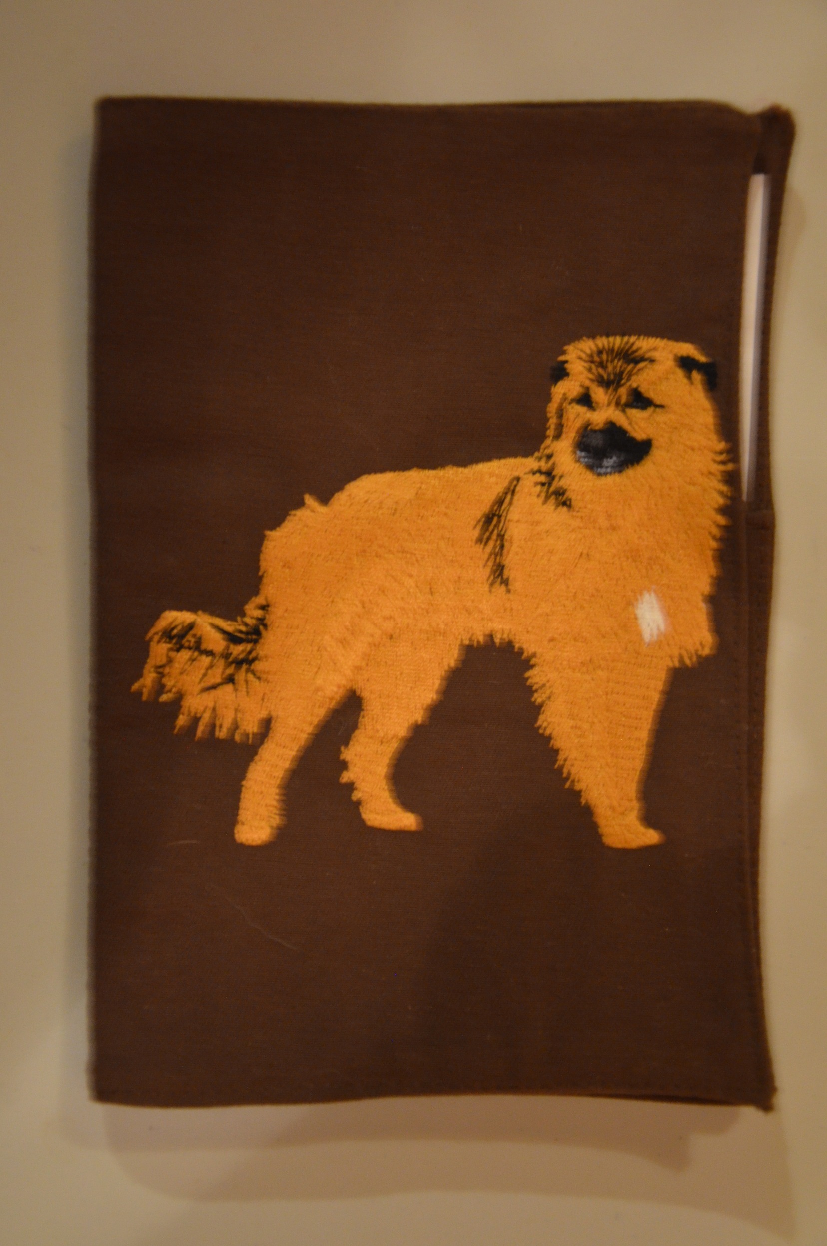 Broderie Berger des Pyrénées face rase 1  - protège carnet de santé marron