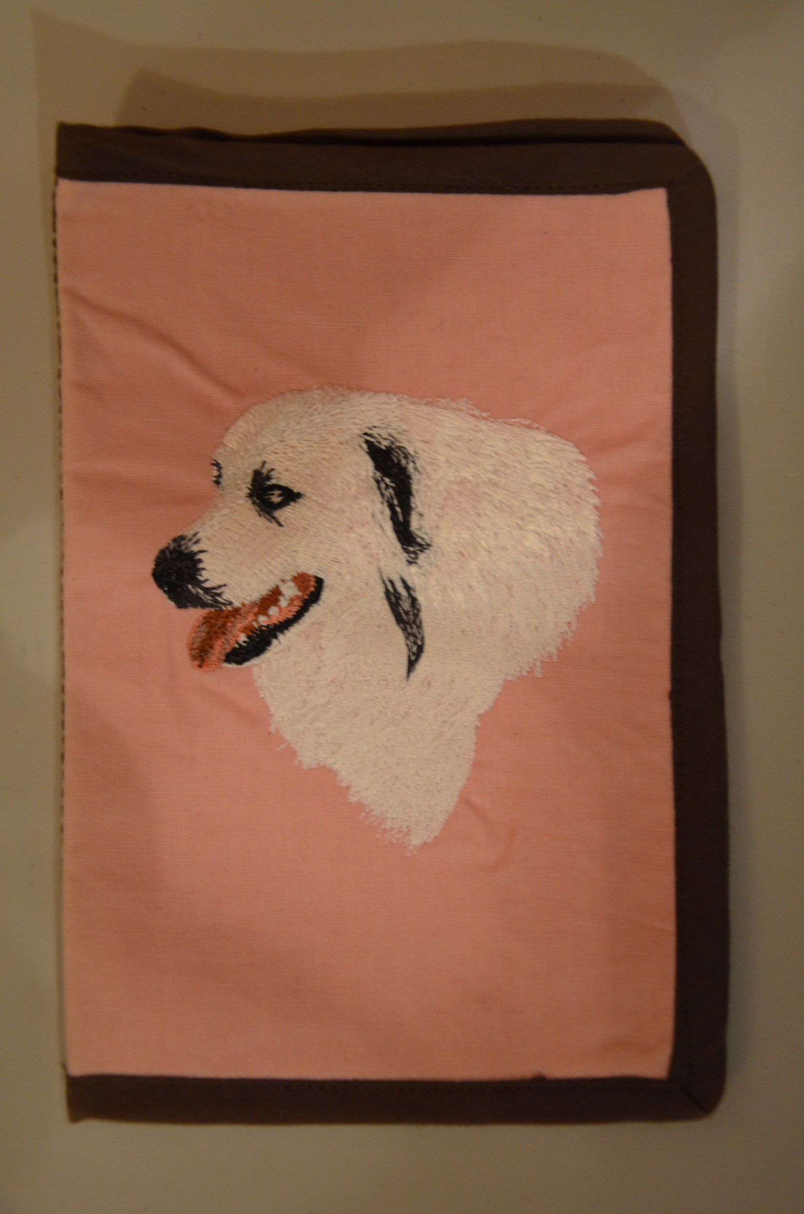 Broderie Montagne des Pyrénées 1 - protège carnet de santé rose et marron