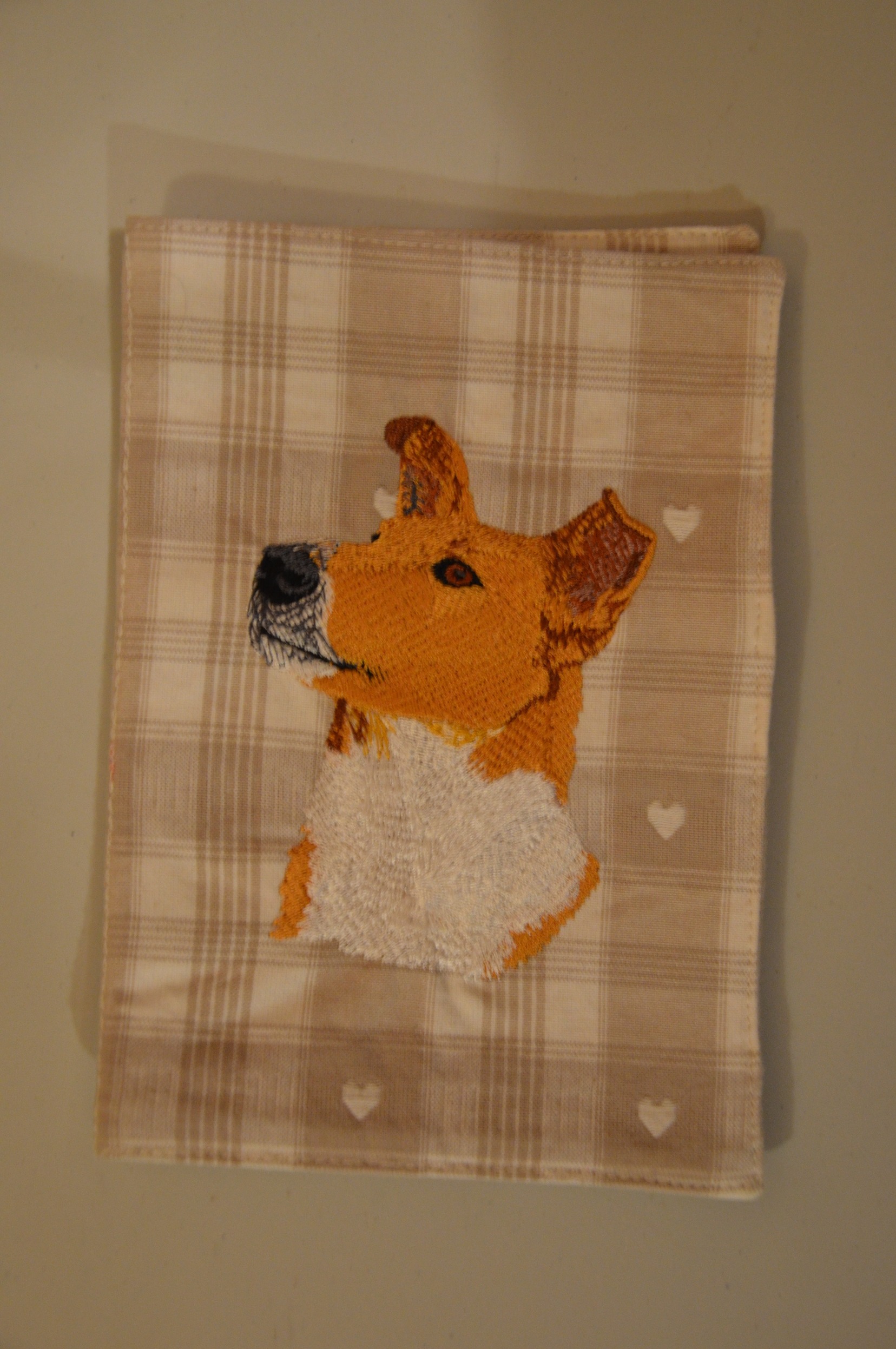 Broderie Colley poil court 21 - APACS - protège carnet de santé écossais beige à coeurs