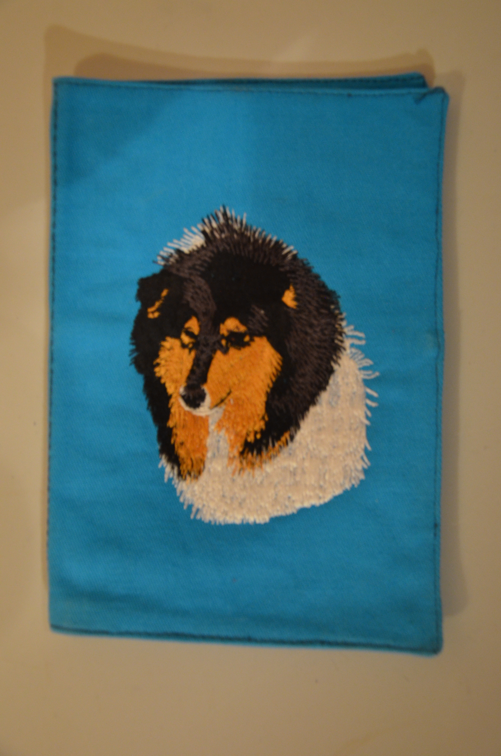 Broderie Colley poil long 12 - APACS - protège carnet de santé bleu
