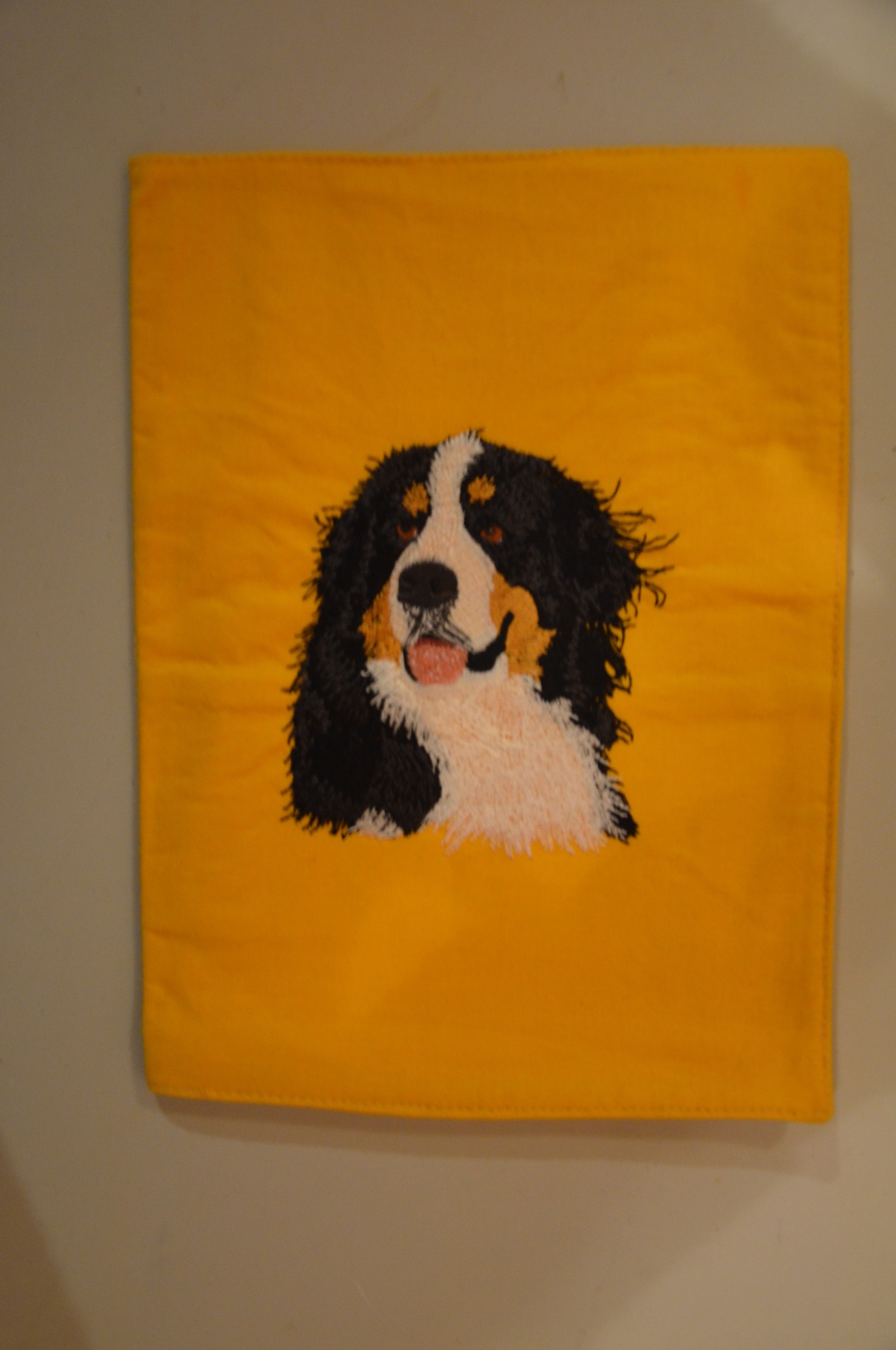 Broderie Bouvier bernois 1 - protège carnet de santé jaune - MAXI