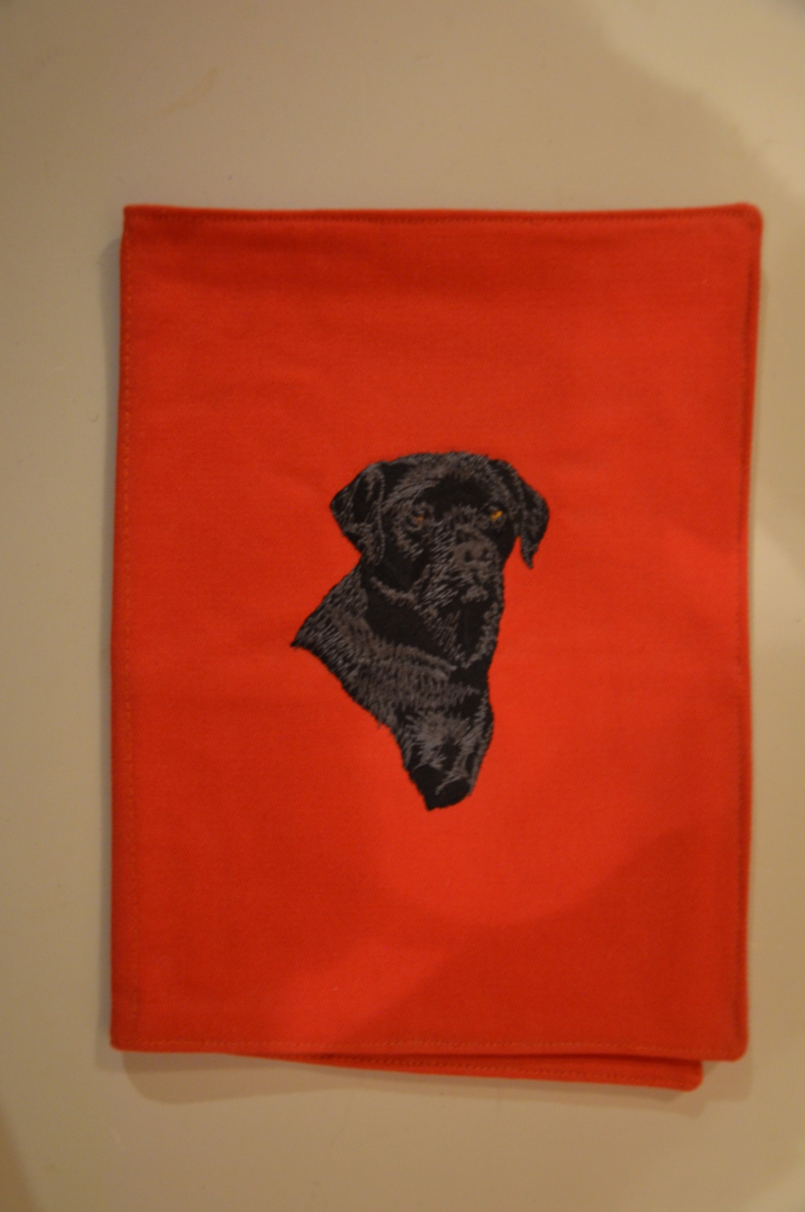 Broderie Labrador 13 - protège carnet de santé rouge - MAXI