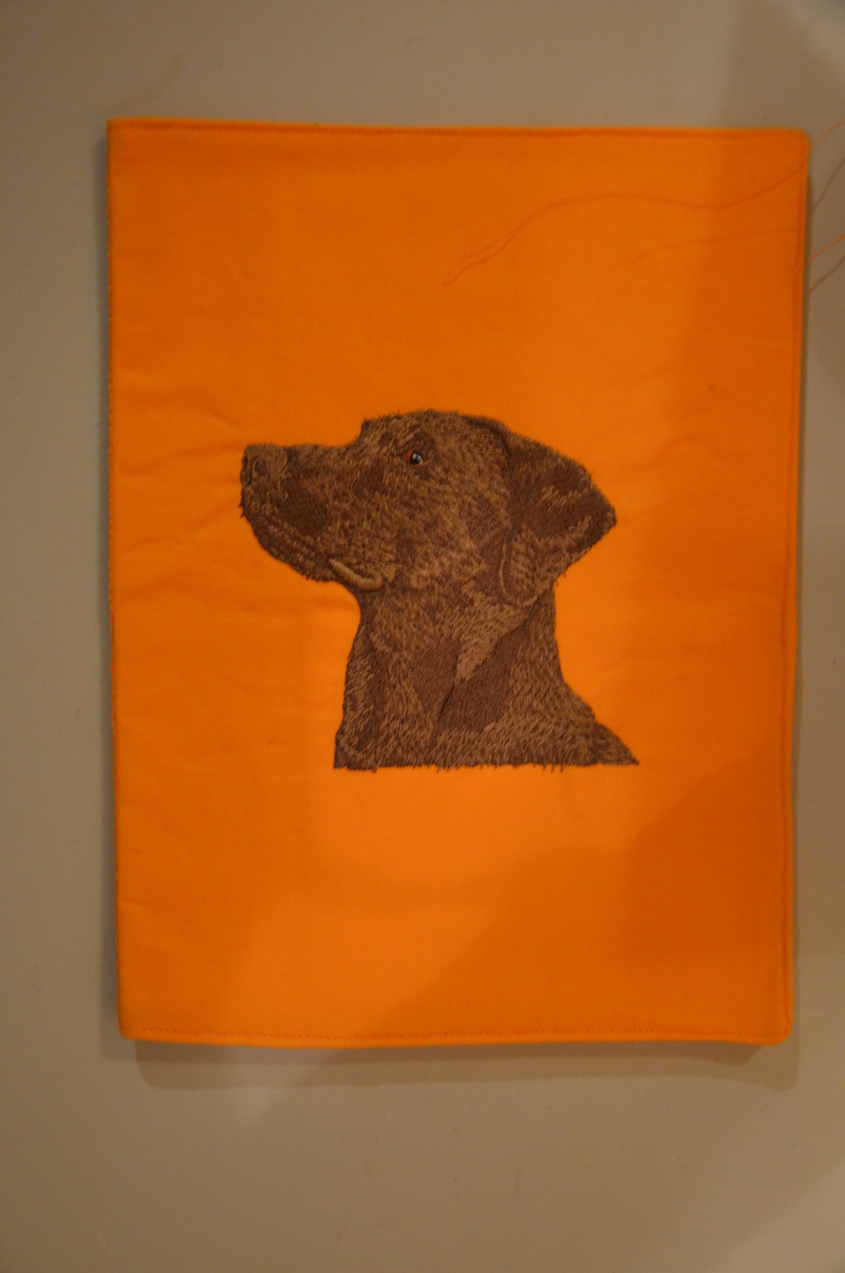 Broderie Labrador 36 - protège carnet de santé orange - MAXI