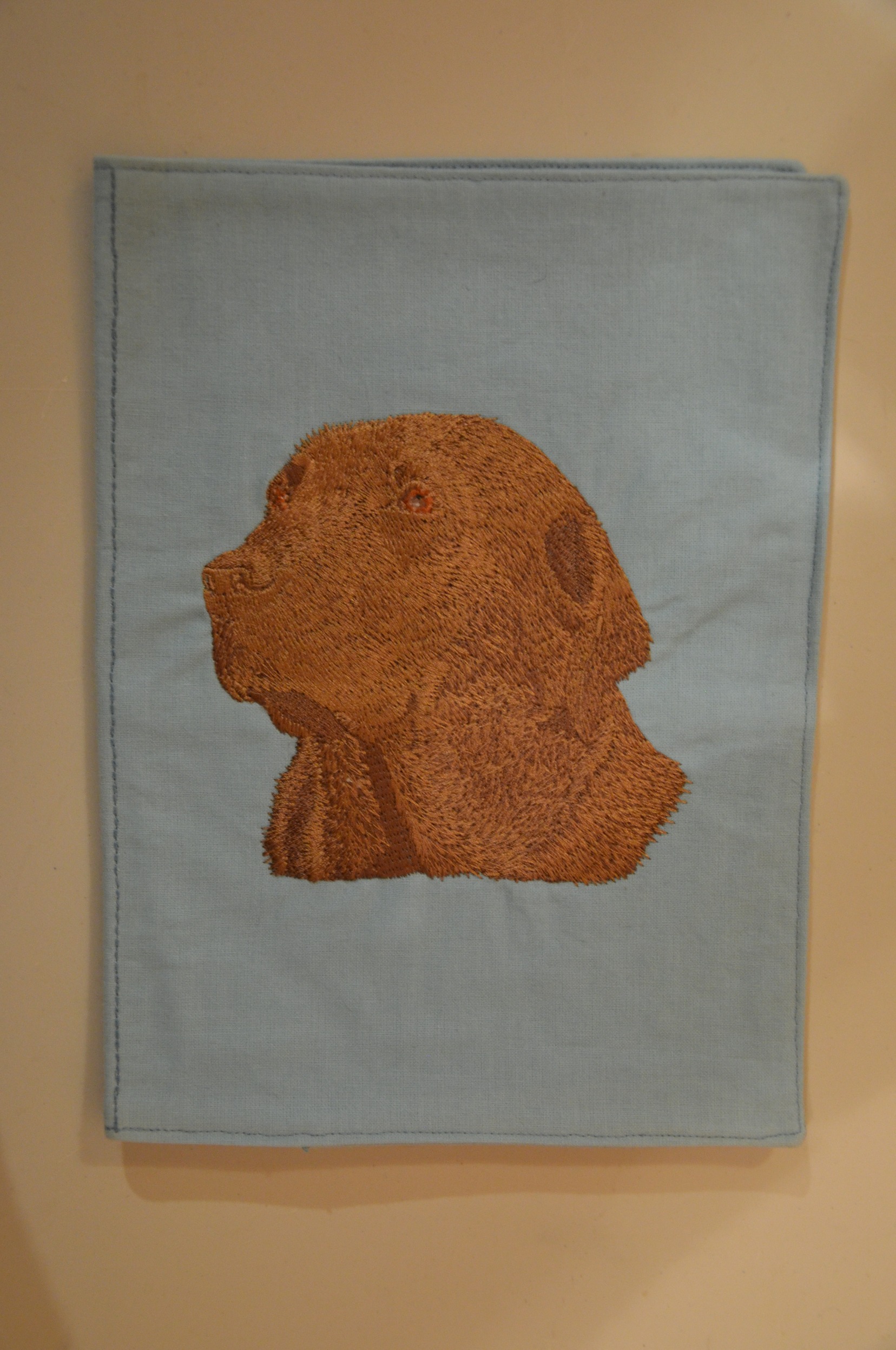 Broderie Labrador 37 - protège carnet de santé bleu clair - MAXI