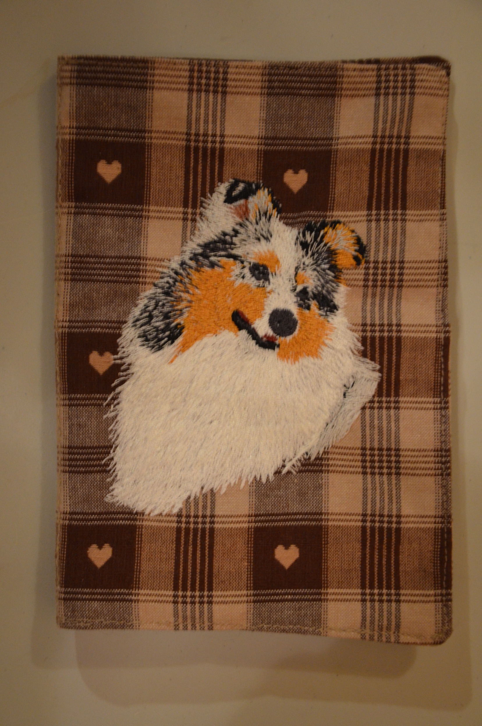 Broderie Berger des Shetland 31 - protège carnet de santé écossais marron à coeur