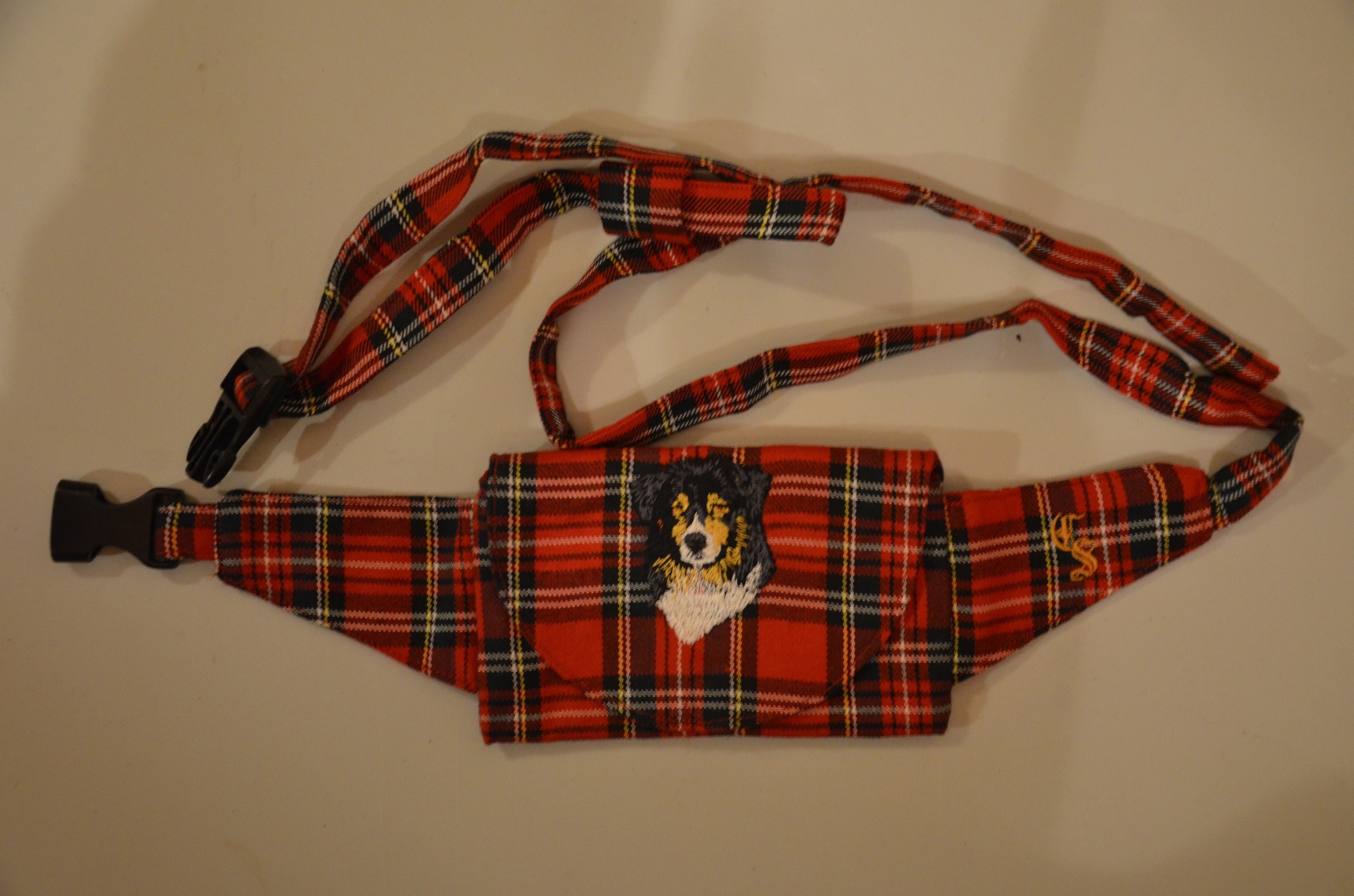Broderie Berger australien 11 - pochette friandise - écossais rouge