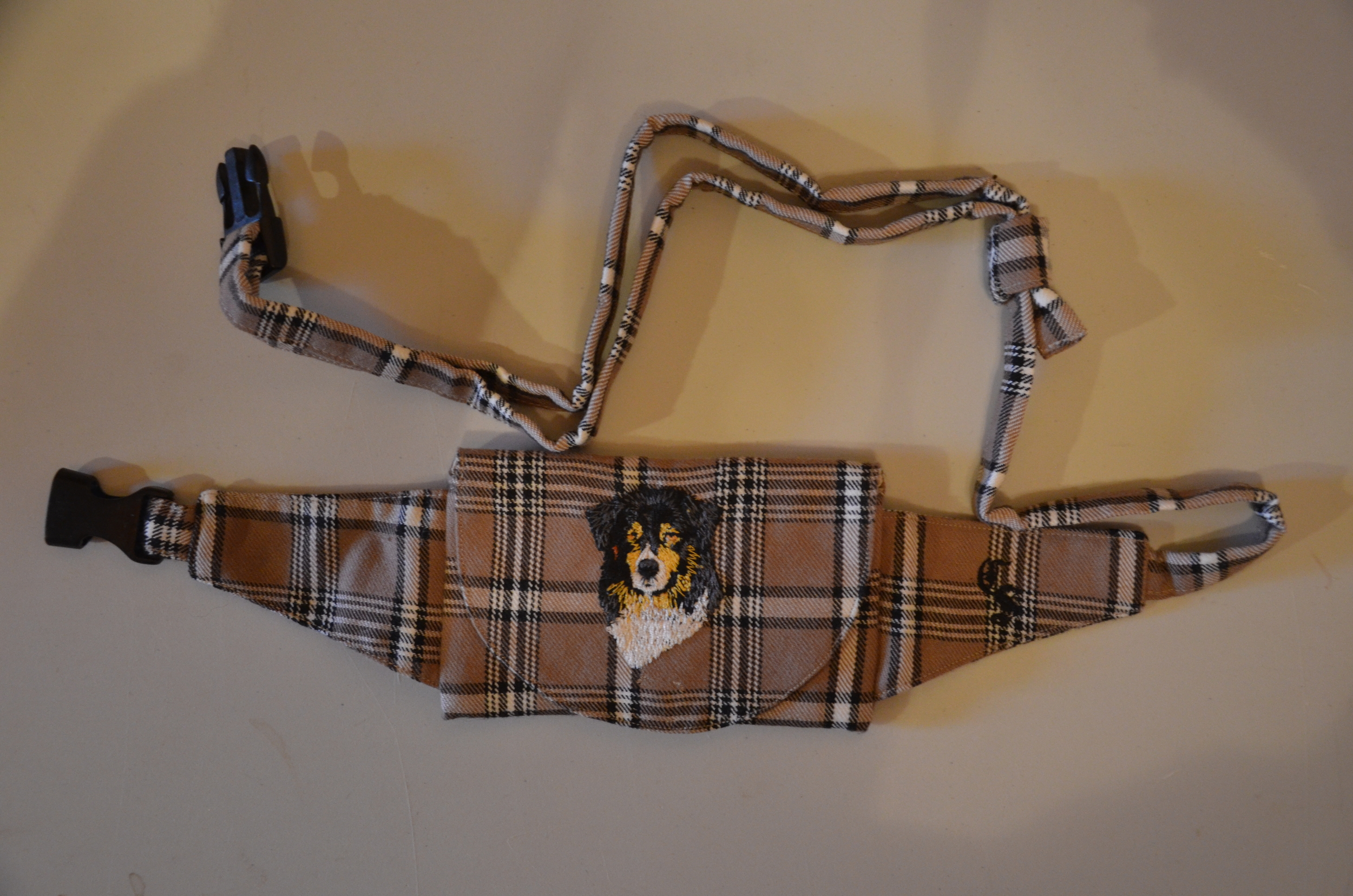Broderie Berger australien 11 - pochette friandise - écossais beige