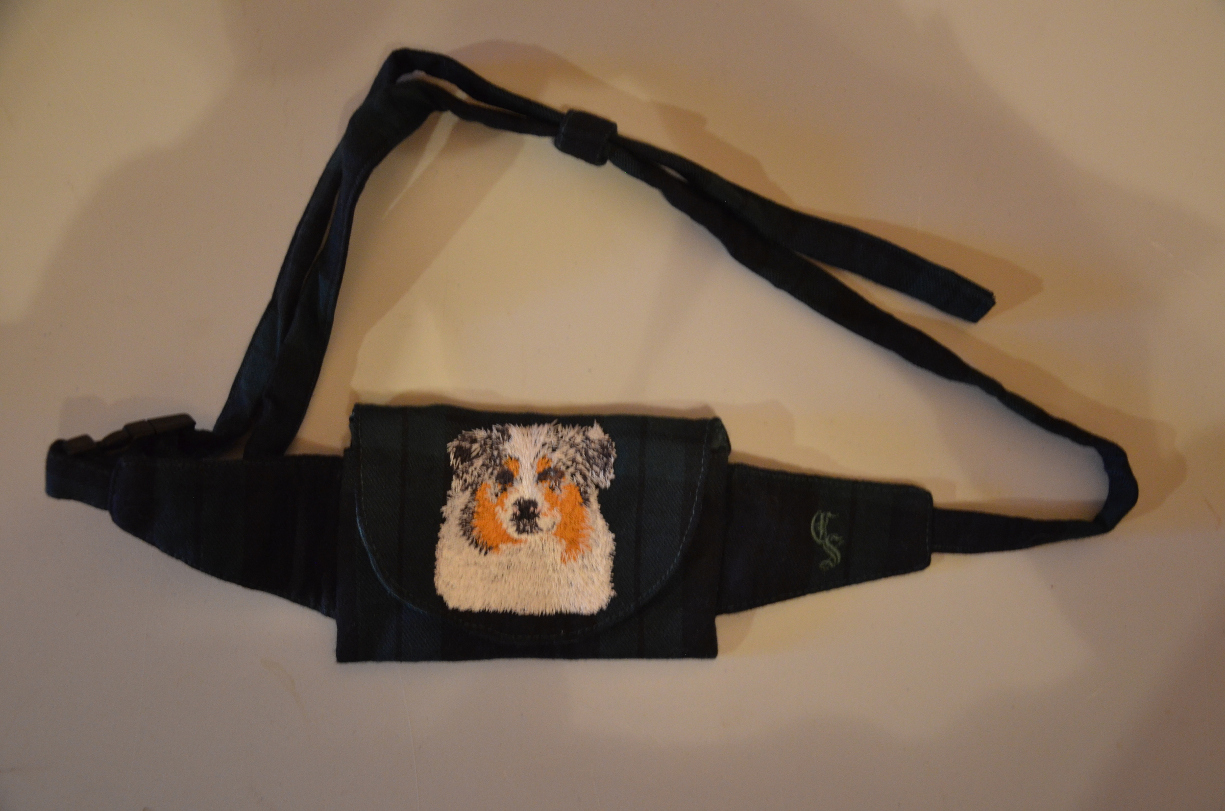 Broderie Berger australien 33 - pochette friandise - écossais vert