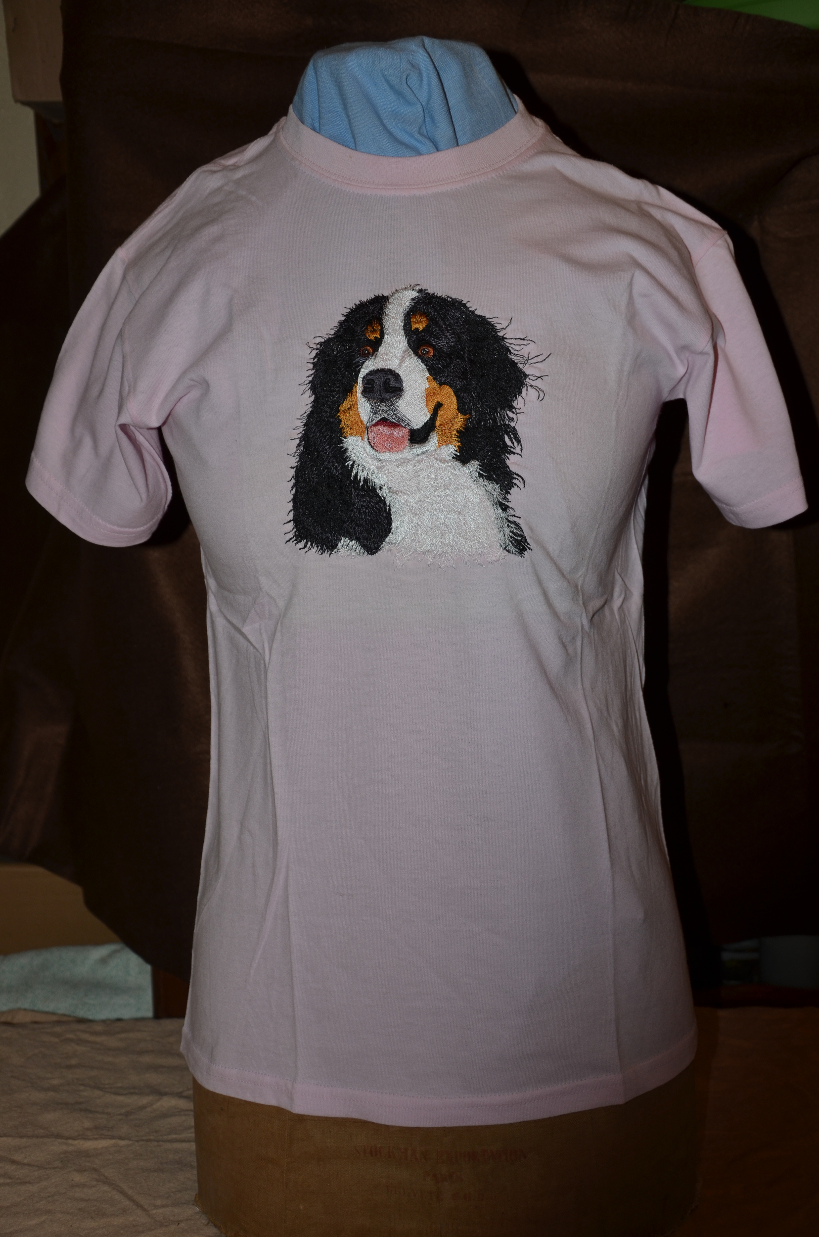 T-shirt - broderie Bouvier Bernois 1 - couleur : rose - grande broderie