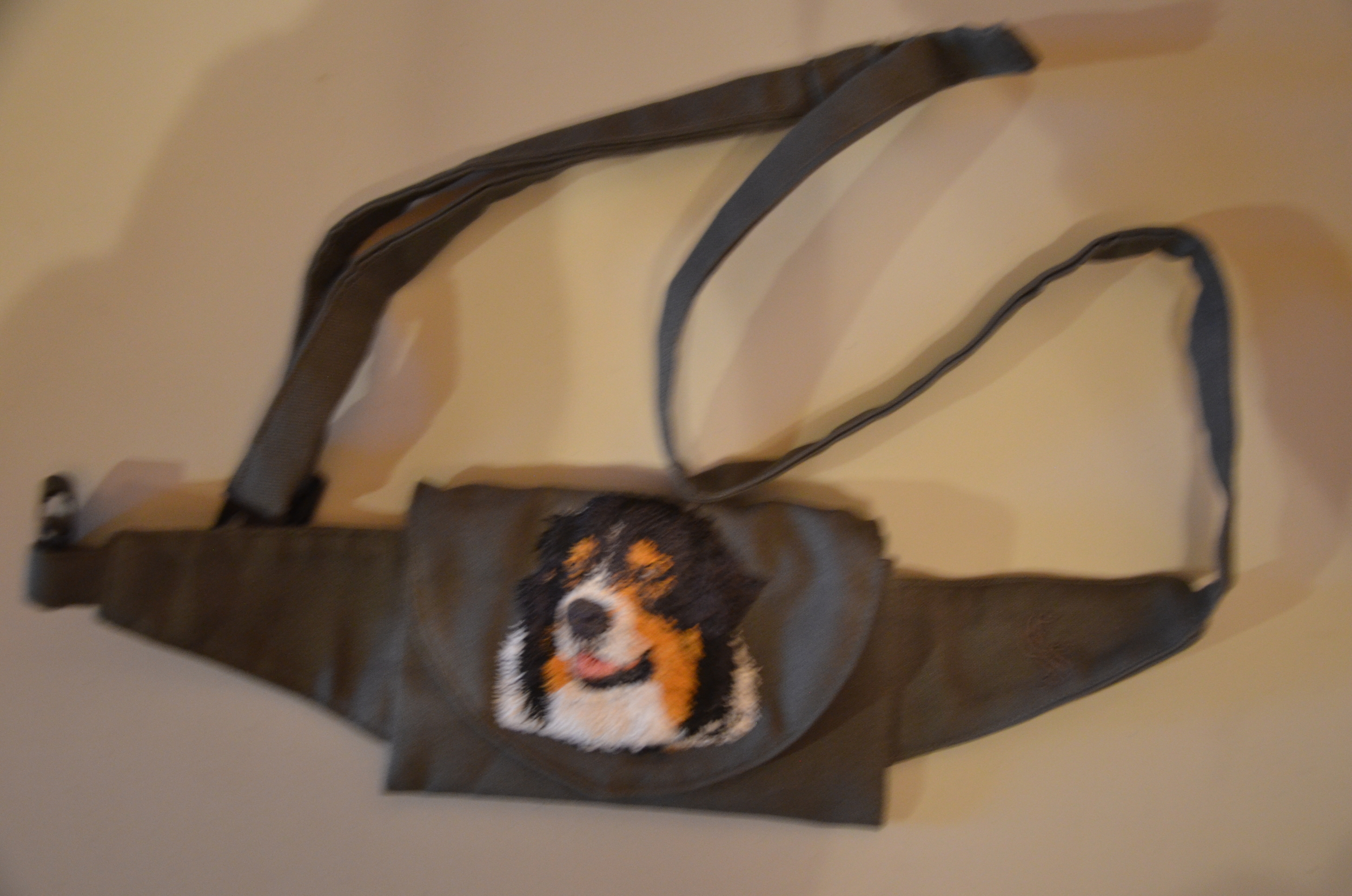 Broderie Berger australien 18 - pochette friandise - kaki foncé