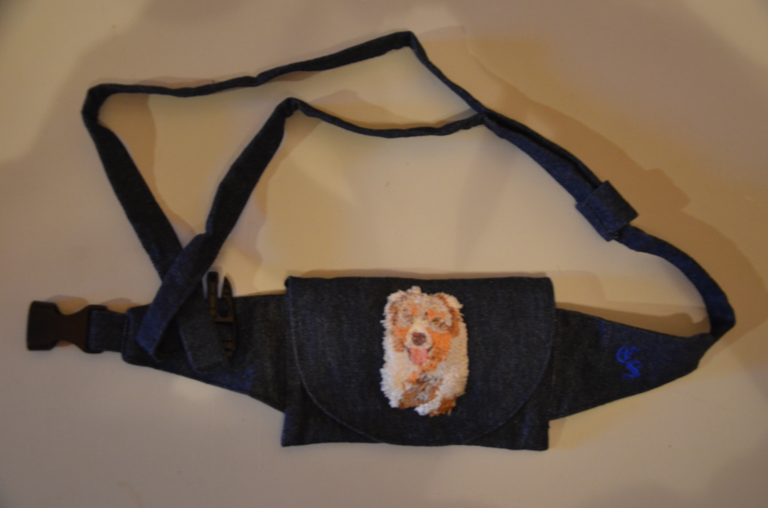 Broderie Berger australien 26 - pochette friandise - jean\'s bleu foncé