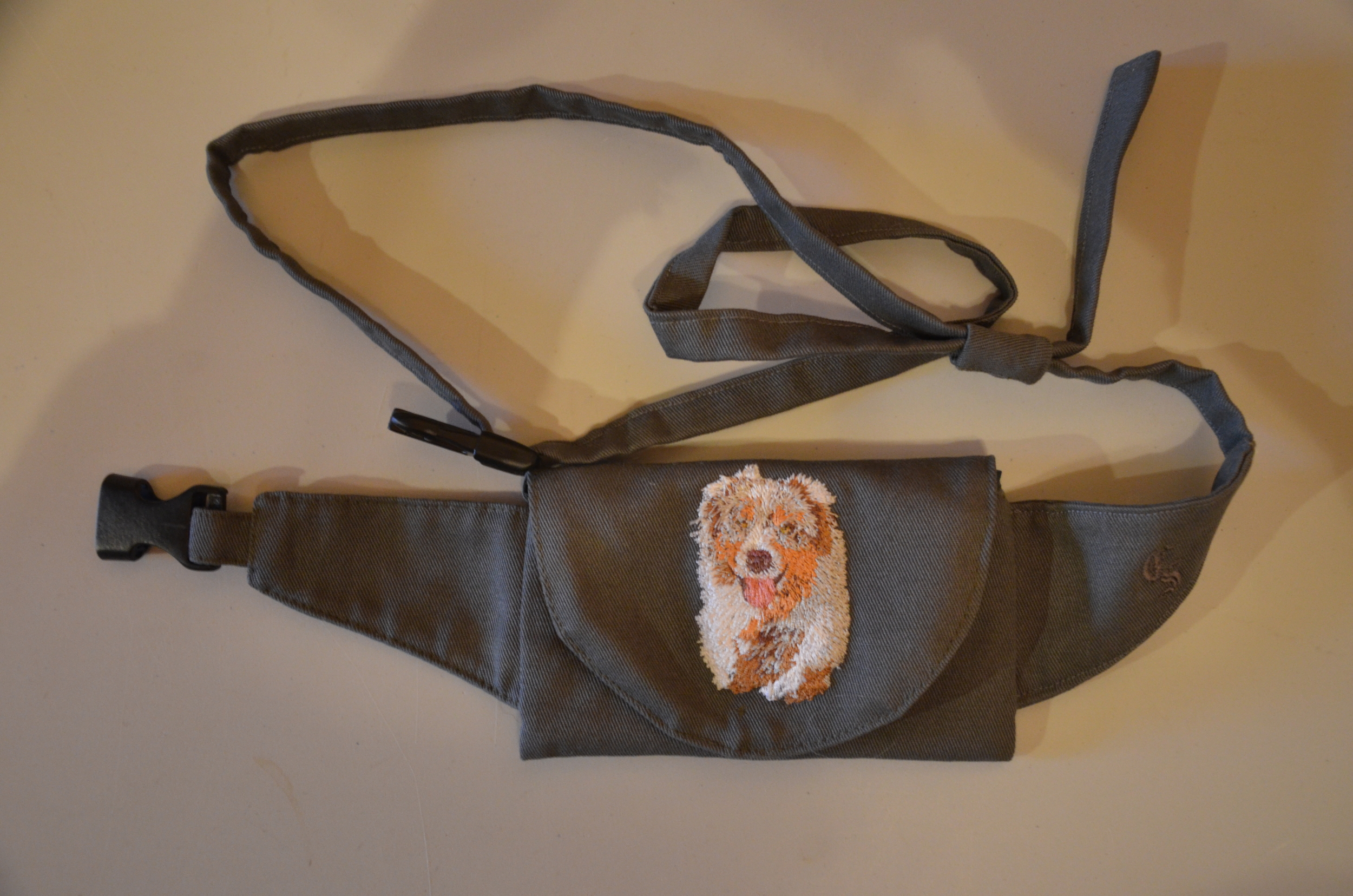Broderie Berger australien 26 - pochette friandise - kaki foncé