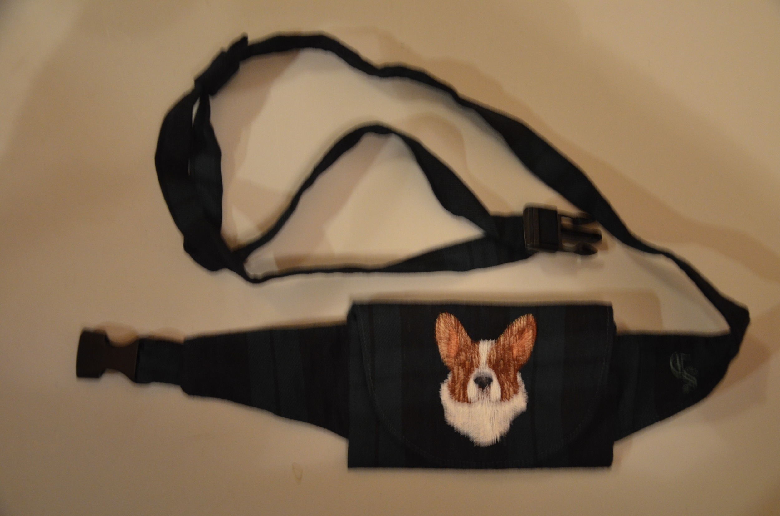 Broderie Welsh corgi cardigan 1 - pochette friandise - écossais vert foncé