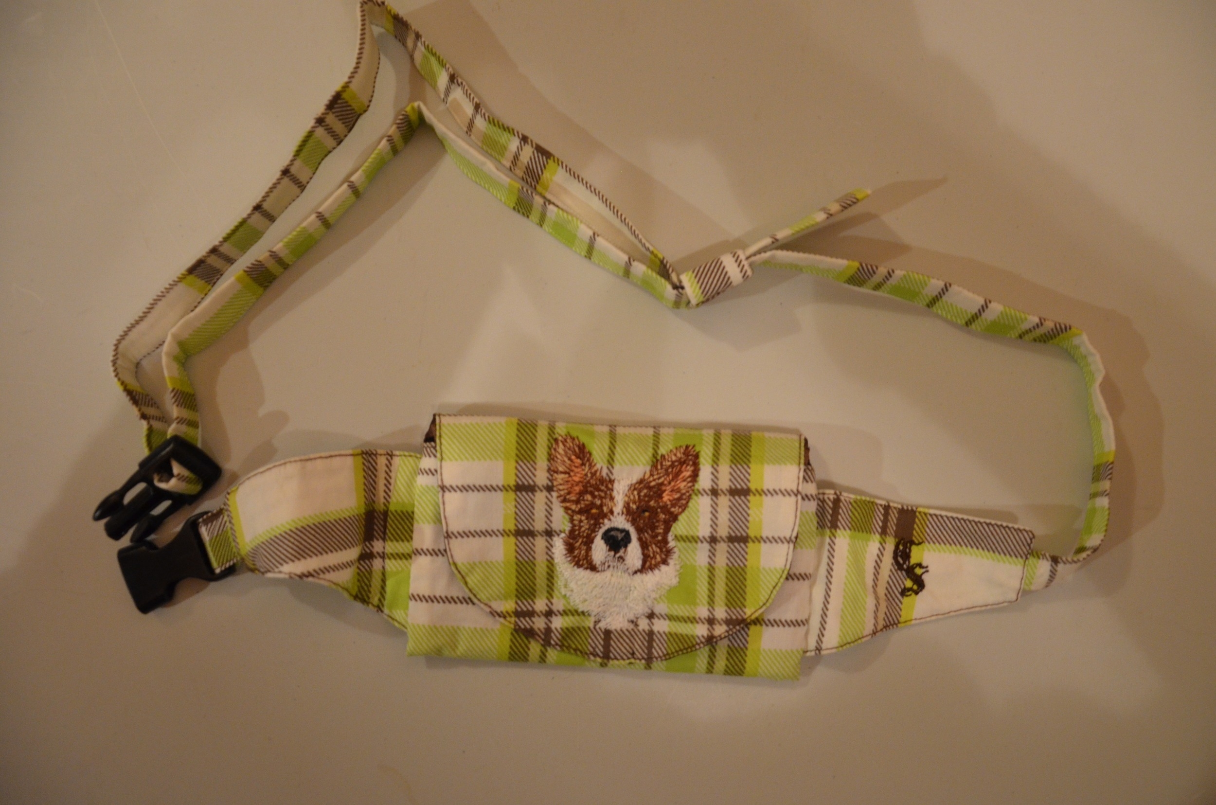 Broderie Welsh corgi cardigan 1 - pochette friandise - écossais vert clair
