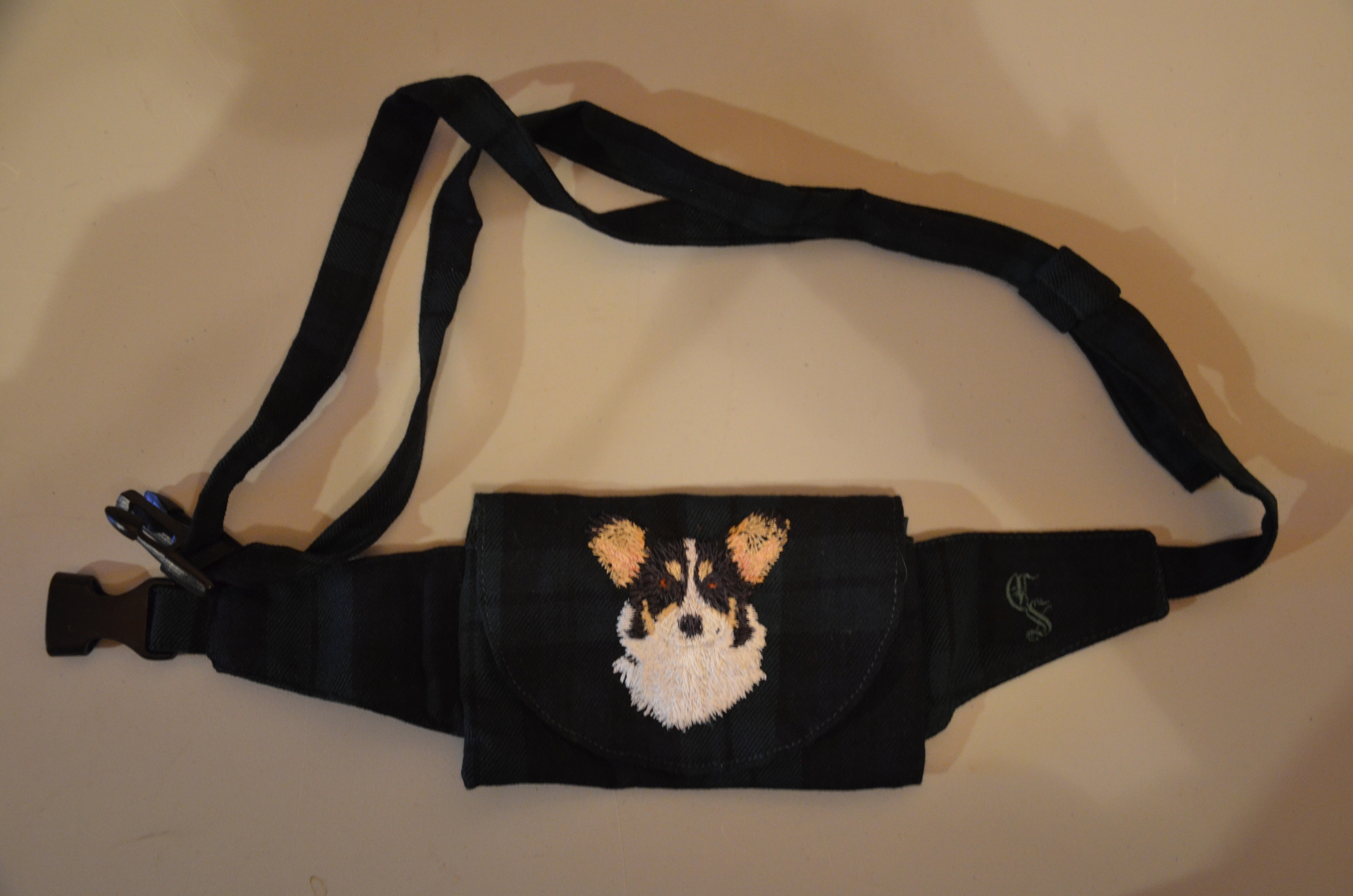 Broderie Welsh corgi pembroke 1 - pochette friandise - écossais vert foncé