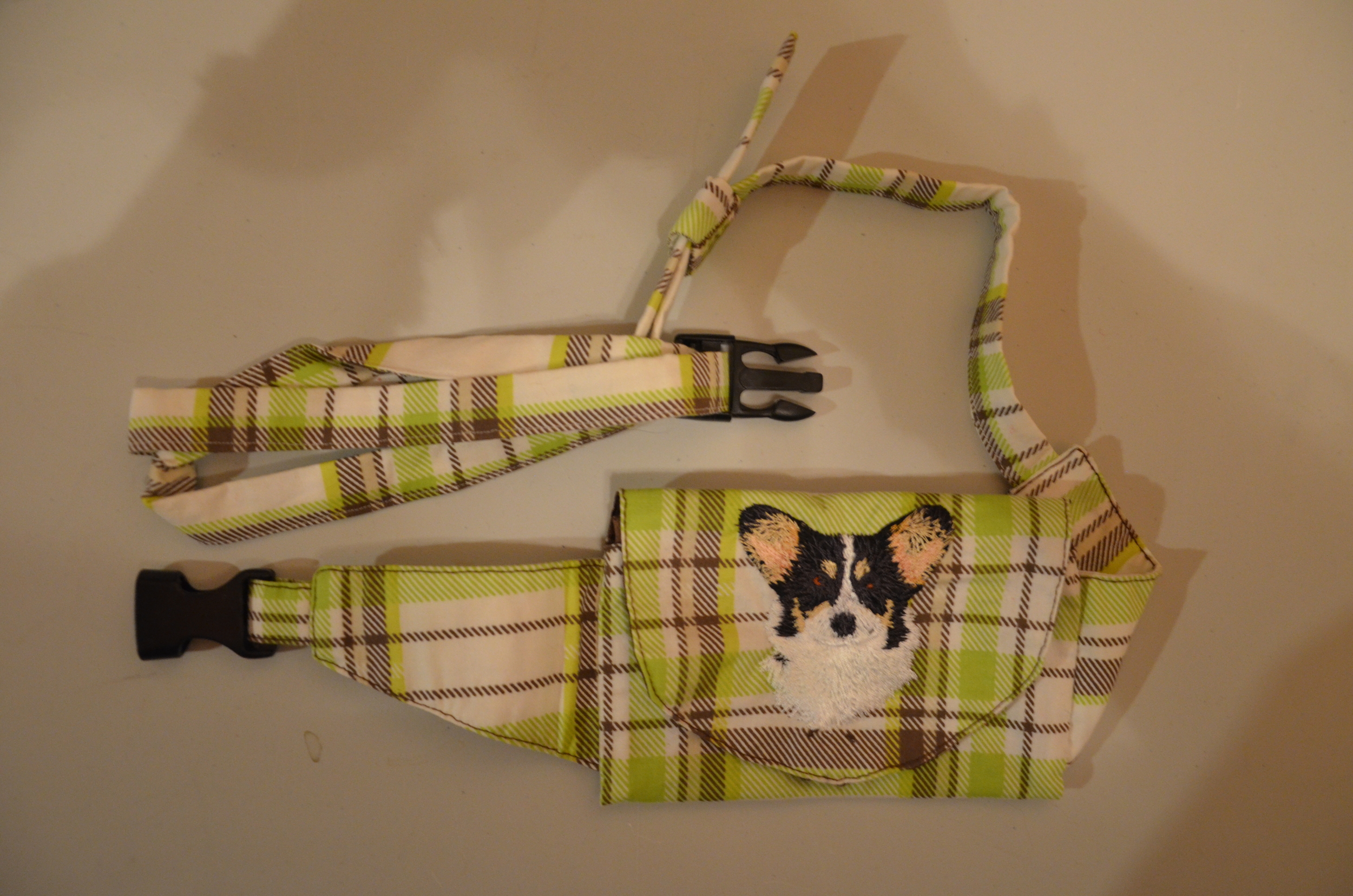 Broderie Welsh corgi pembroke 1 - pochette friandise - écossais vert clair