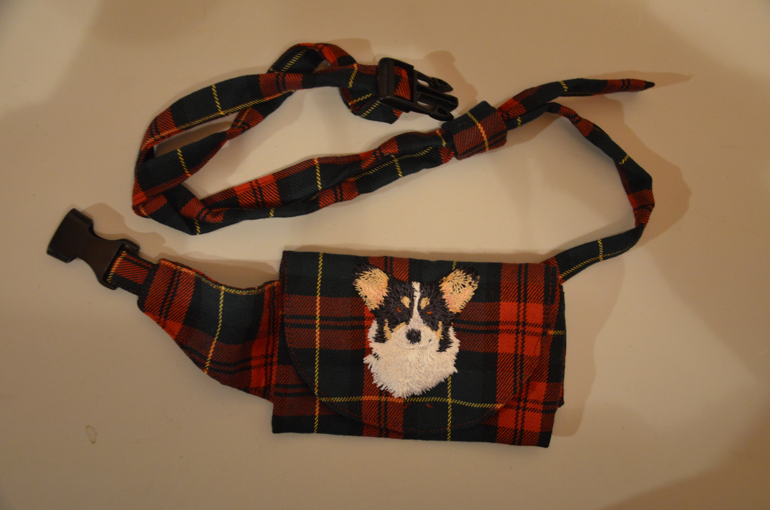 Broderie Welsh corgi pembroke 1 - pochette friandise - écossais rouge et vert