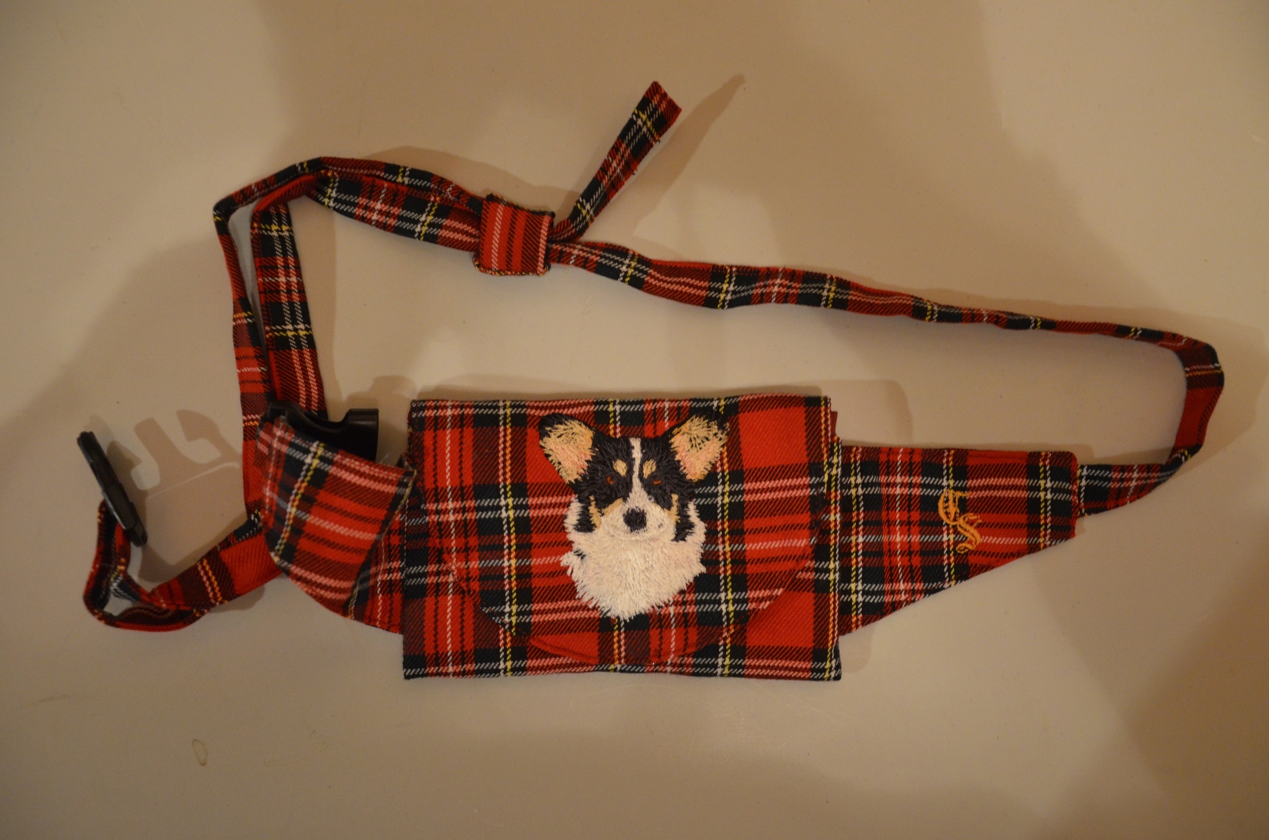 Broderie Welsh corgi pembroke 1 - pochette friandise - écossais rouge