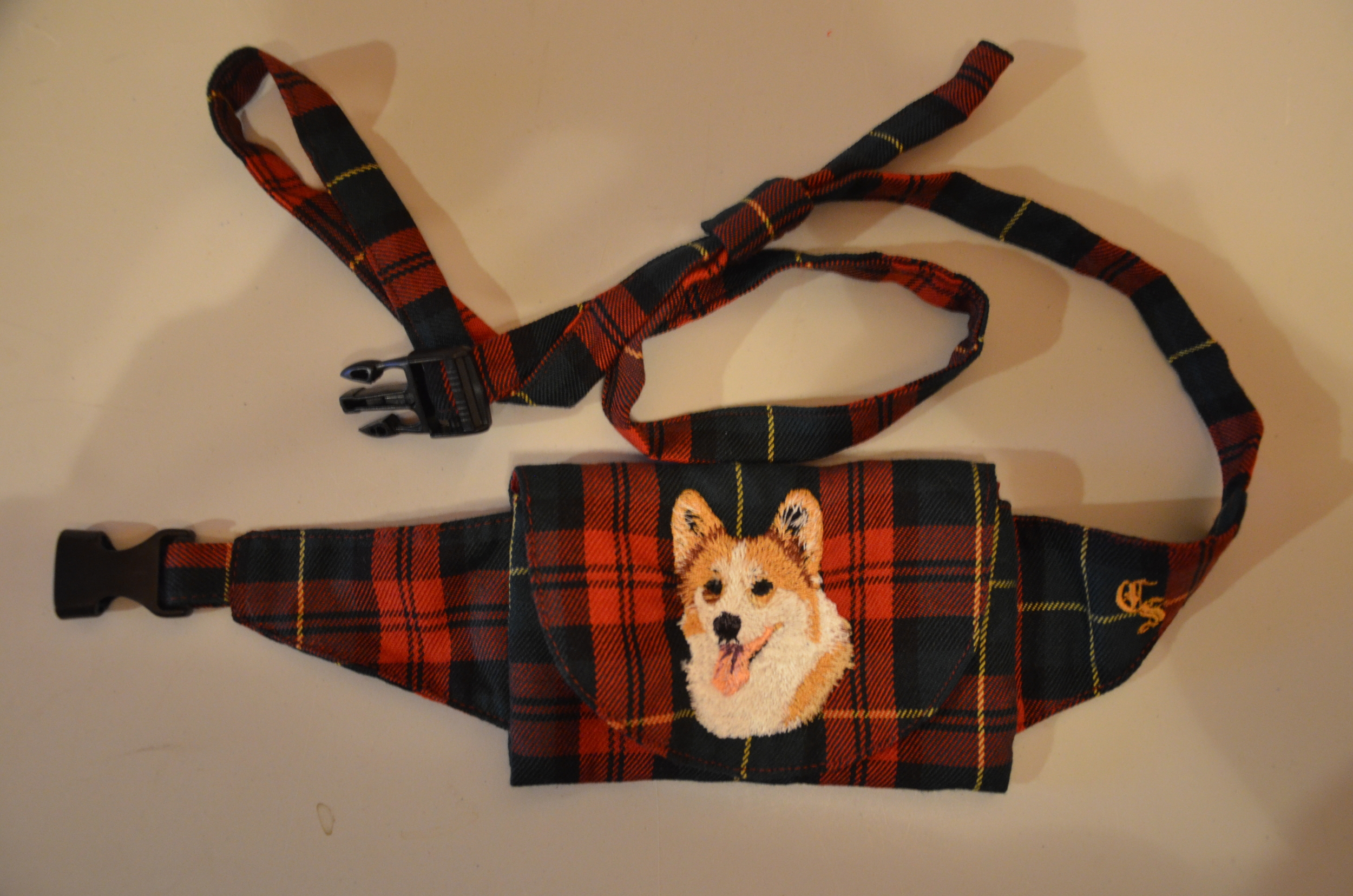 Broderie Welsh corgi pembroke 2 - pochette friandise - écossais rouge et vert
