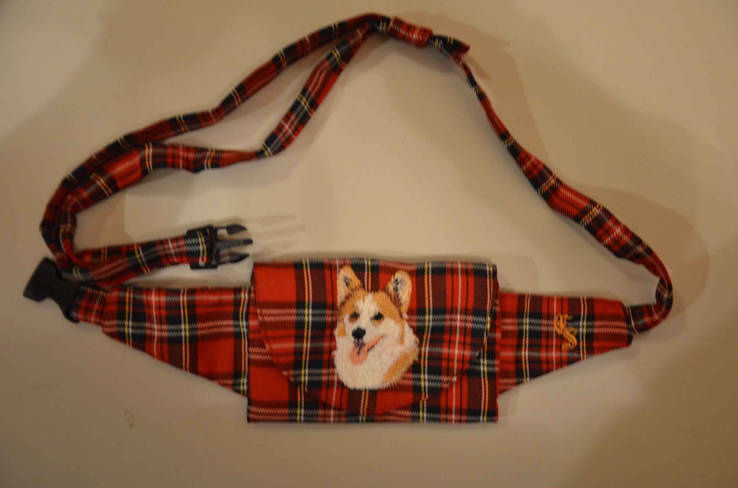 Broderie Welsh corgi pembroke 2 - pochette friandise - écossais rouge