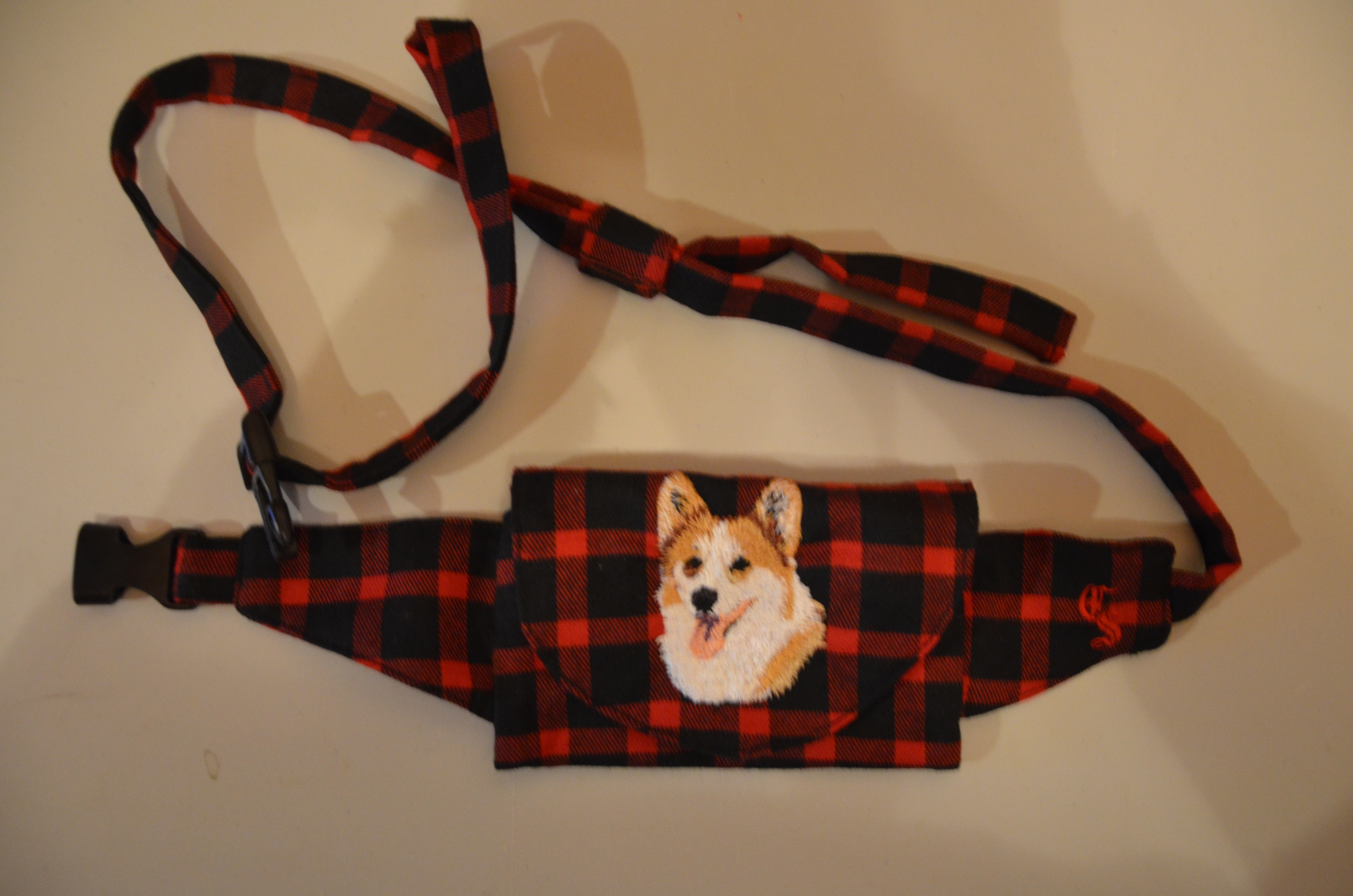 Broderie Welsh corgi pembroke 2 - pochette friandise - écossais rouge et noir