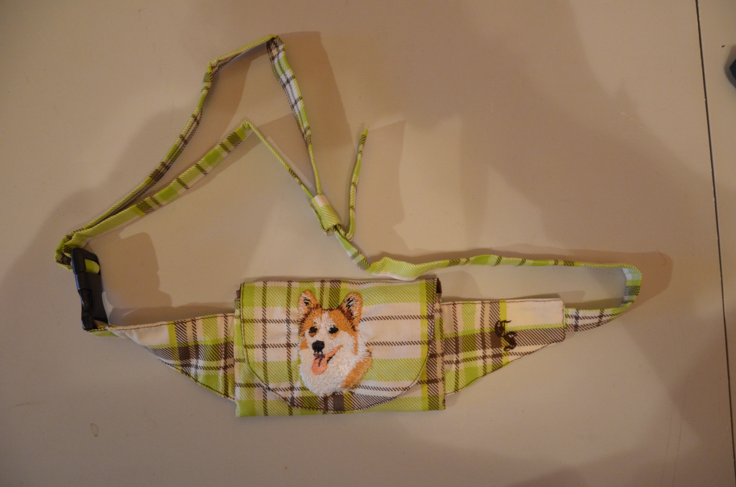 Broderie Welsh corgi pembroke 2 - pochette friandise - écossais vert clair