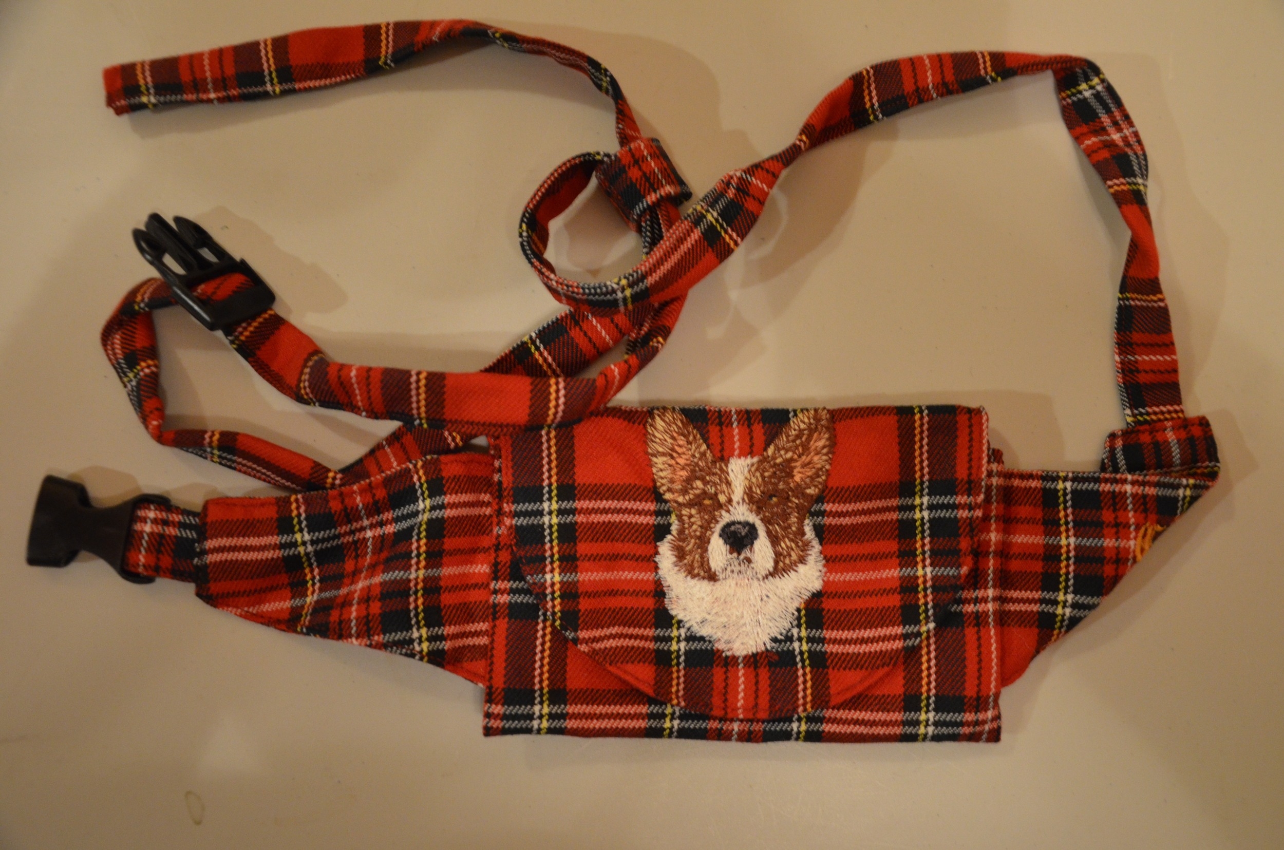 Broderie Welsh corgi cardigan 1 - pochette friandise - écossais rouge