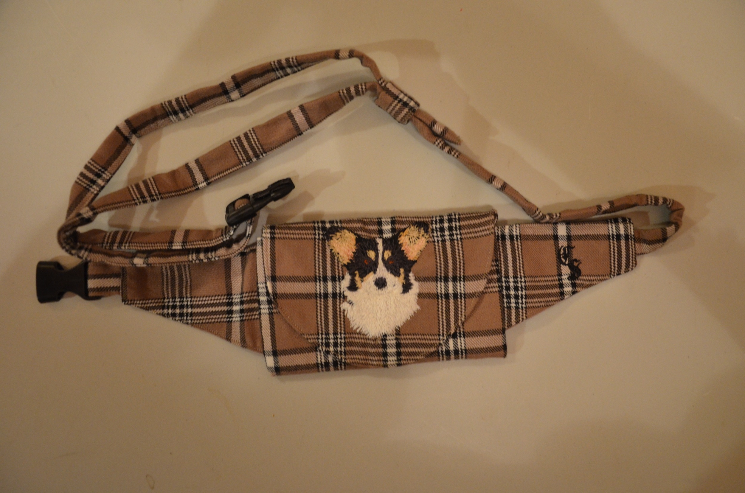 Broderie Welsh corgi pembroke 1 - pochette friandise - écossais beige
