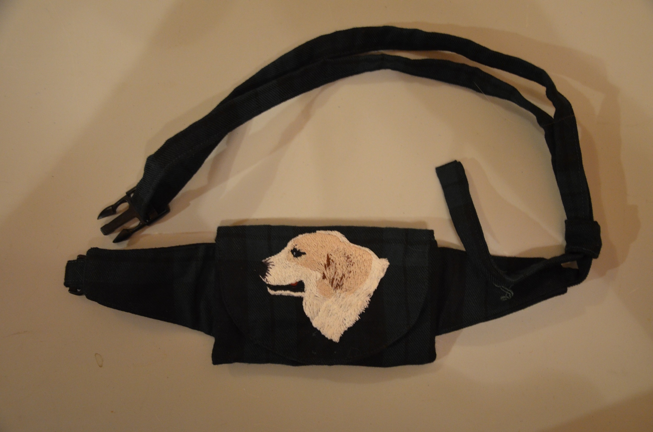 Broderie Montagne des Pyrénées 5 - pochette friandise - écossais vert foncé