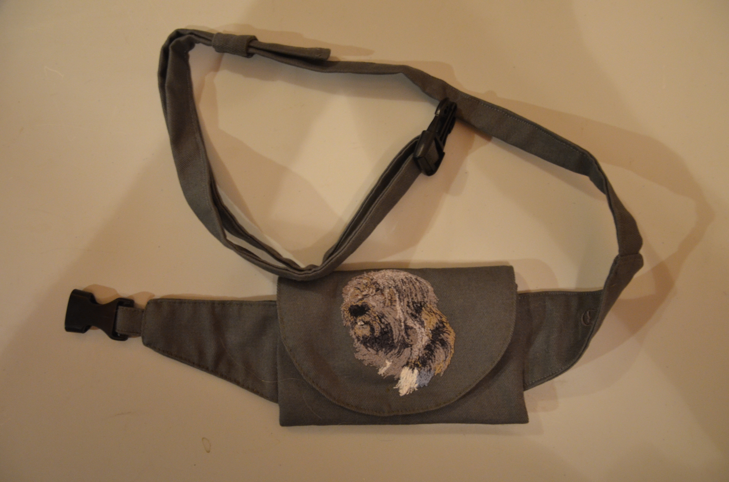 Broderie Berger des Pyrénées poil long 1 - pochette friandise - kaki foncé