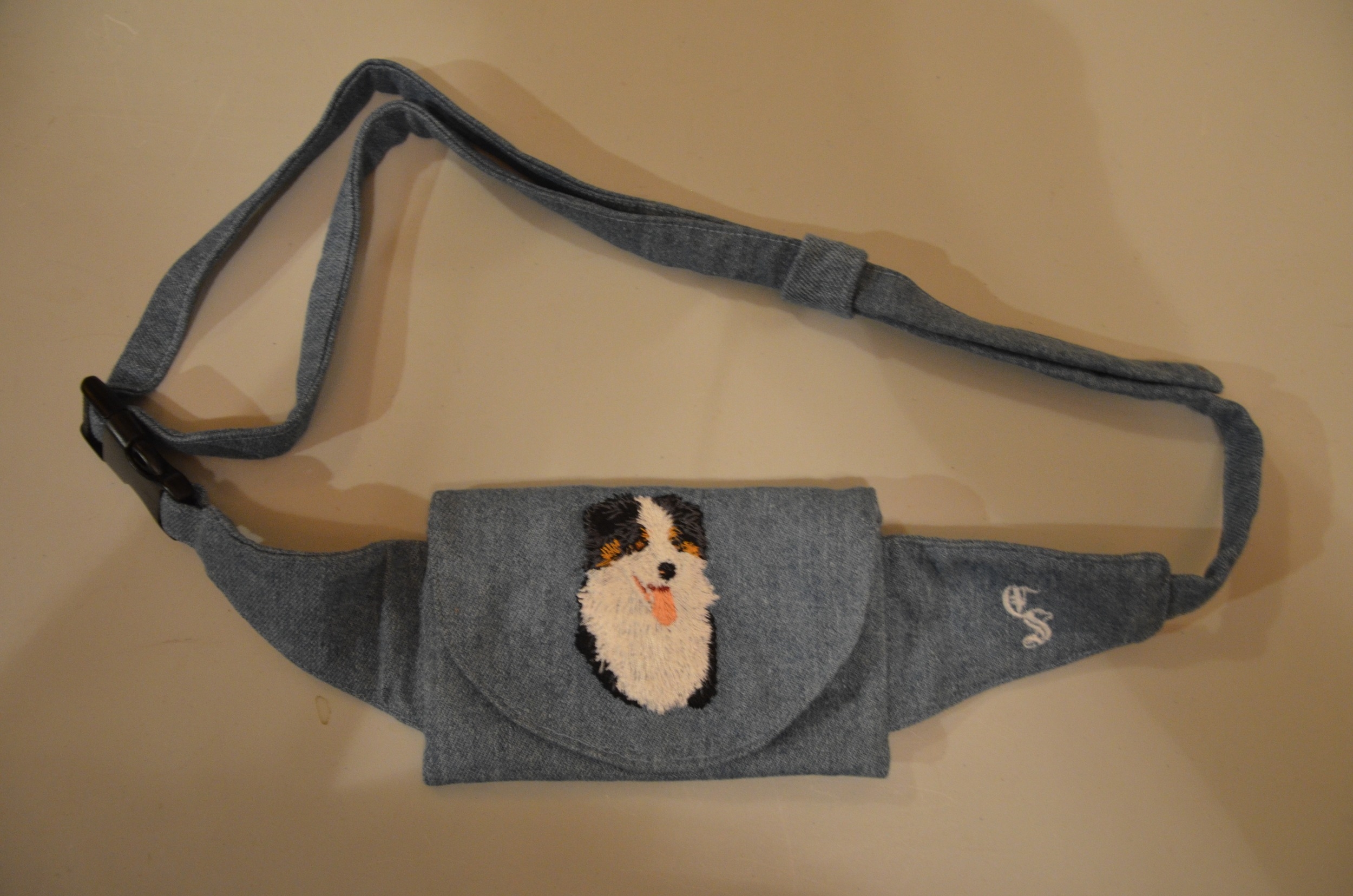 Broderie Berger américain miniature (BAM) 12 - pochette friandise - jean\'s bleu clair