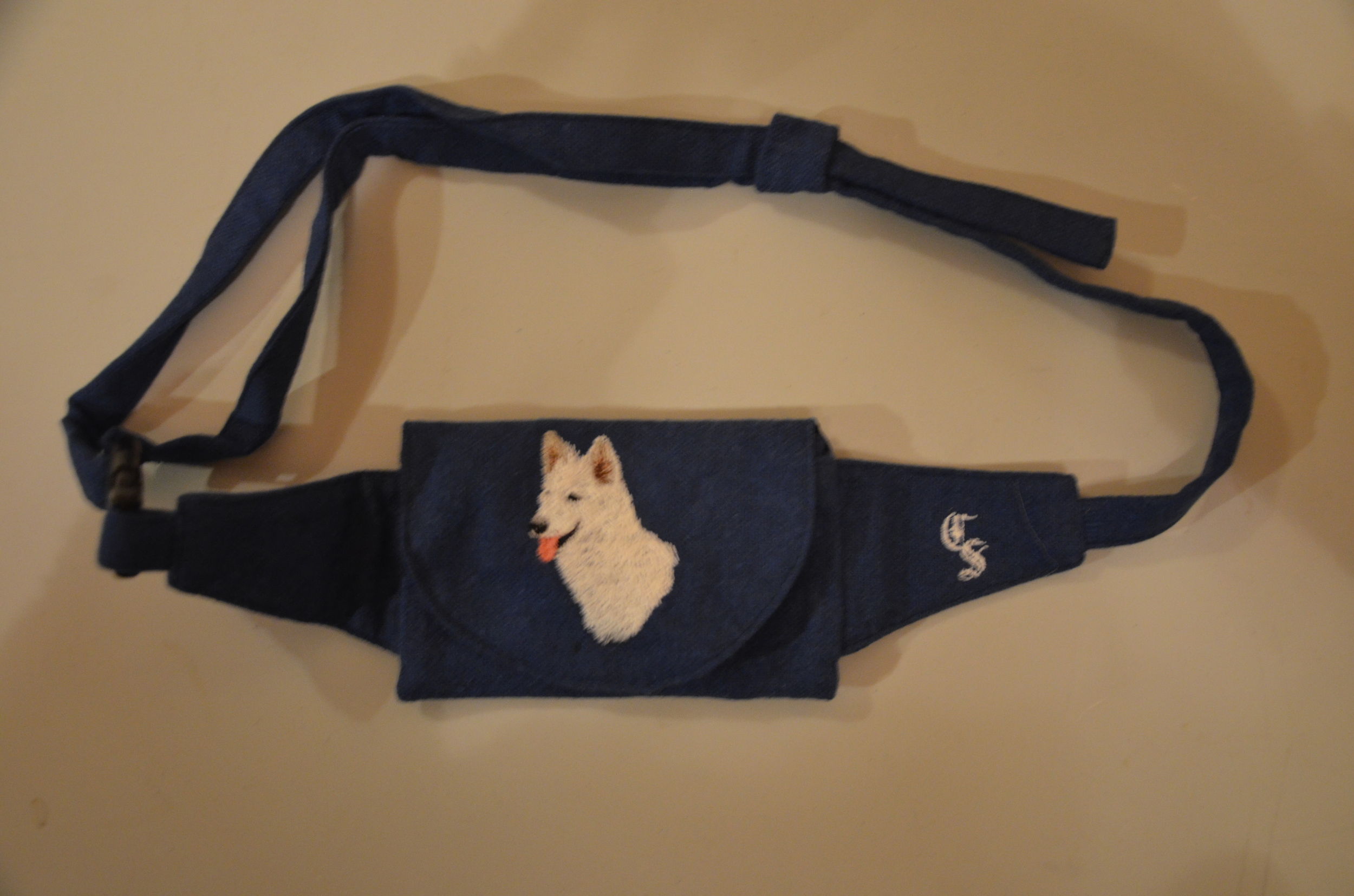 Broderie Berger blanc suisse 2 - pochette friandise - bleu