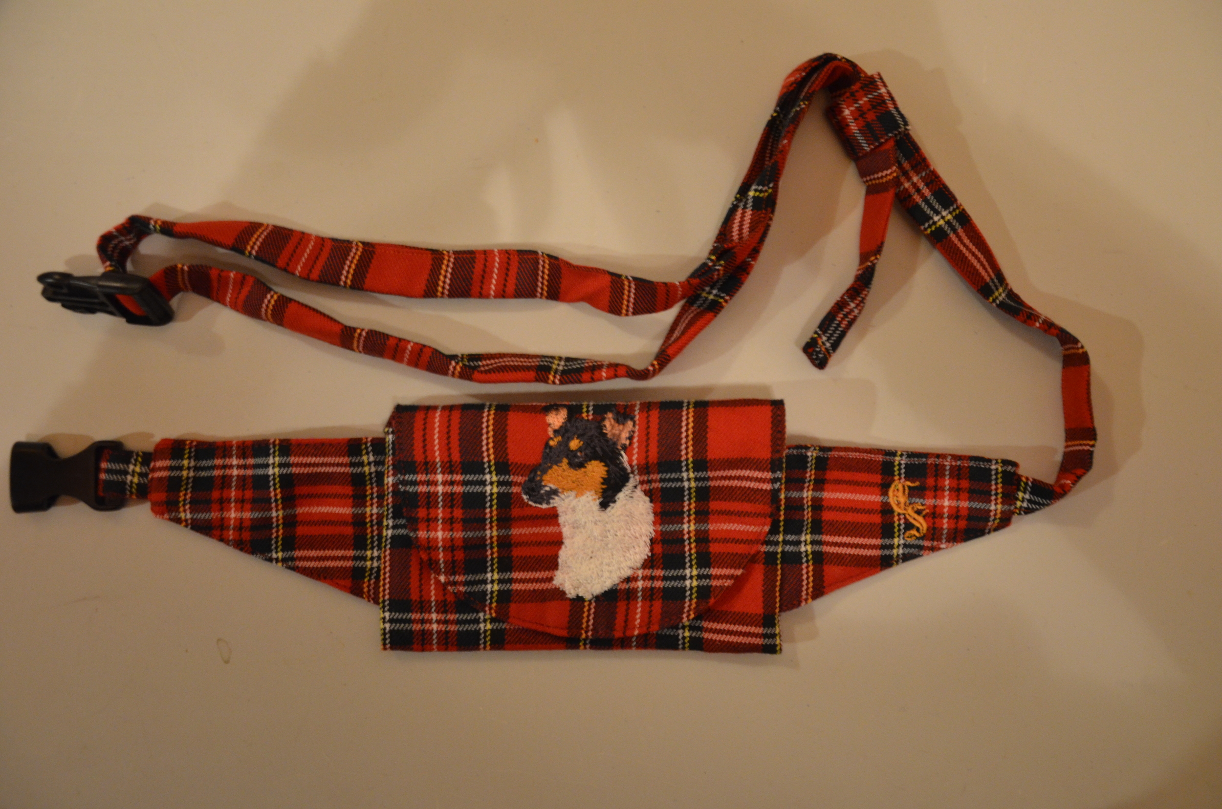Broderie Colley poil court 15 - pochette friandise - écossais rouge