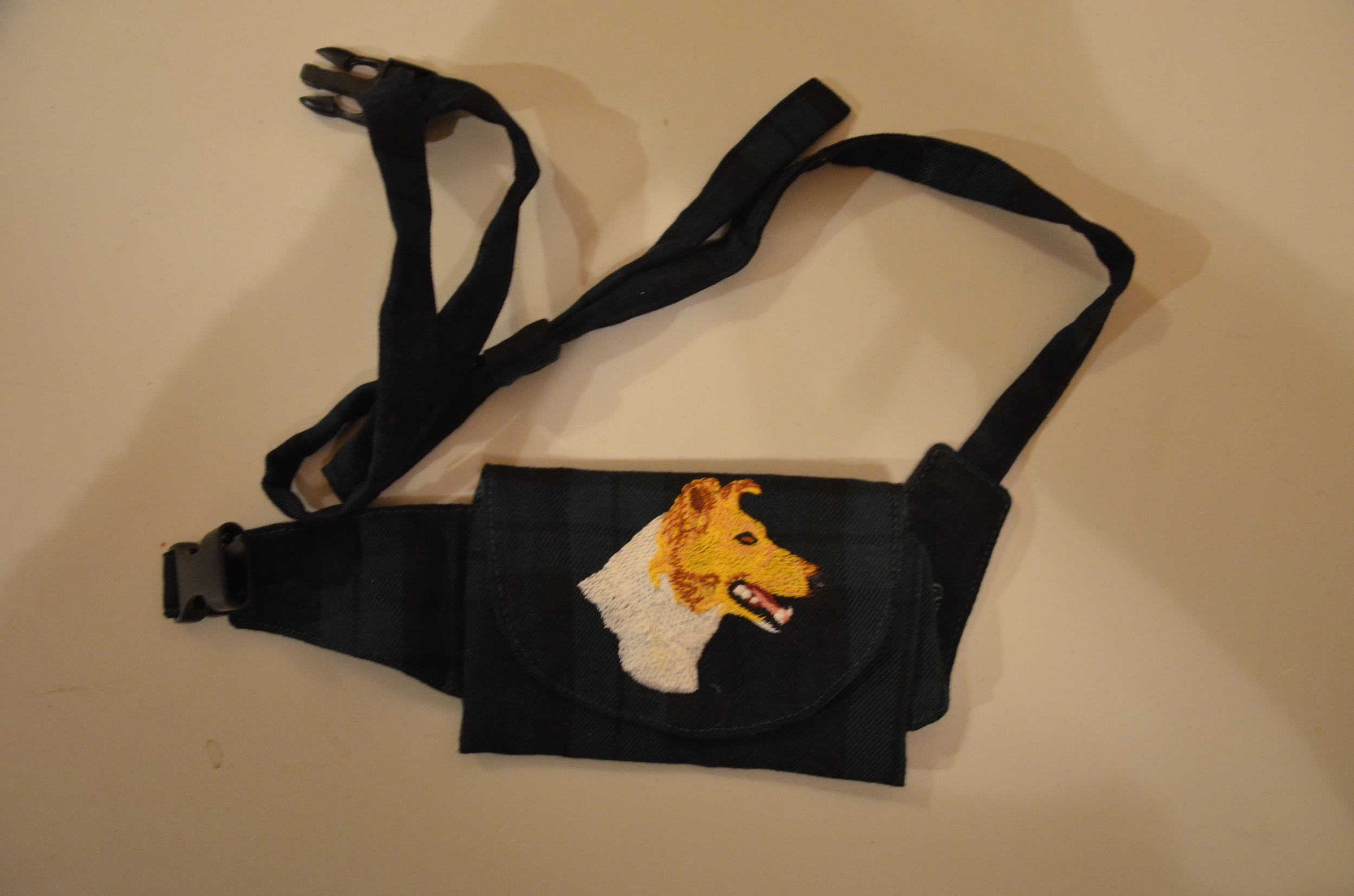 Broderie Colley poil court 22 - pochette friandise - écossais vert foncé