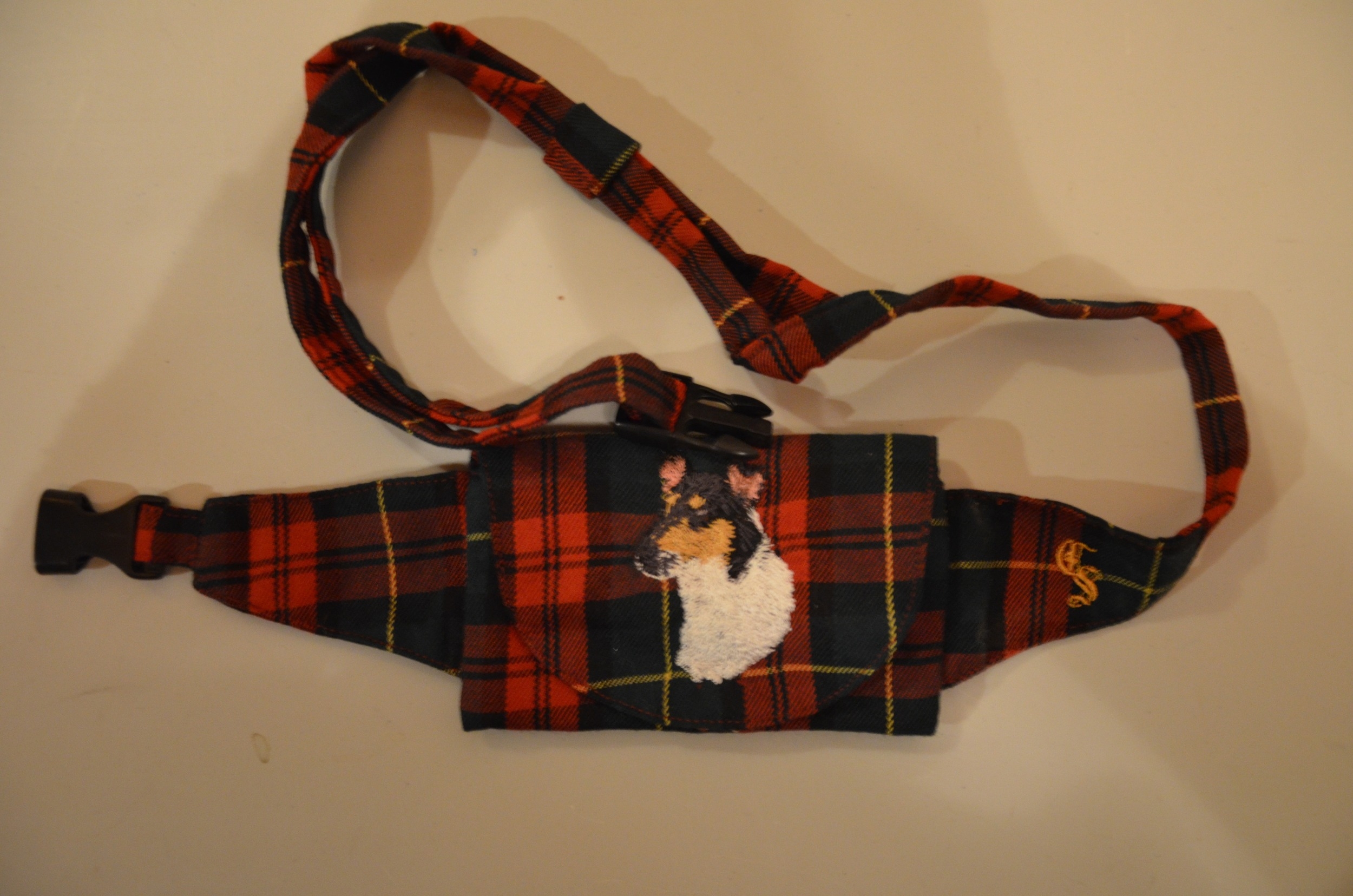 Broderie Colley poil court 15 - pochette friandise - écossais rouge et vert