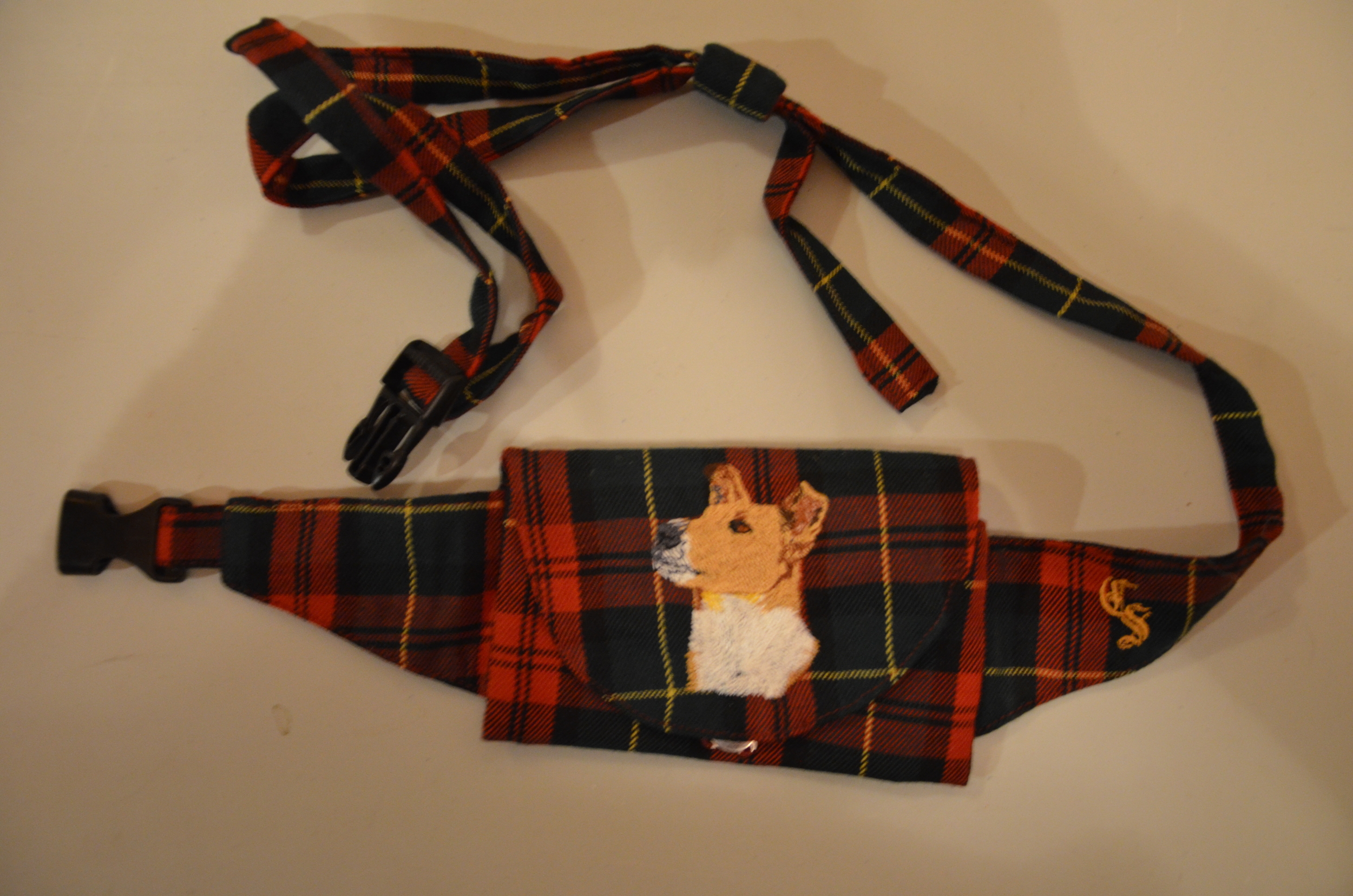 Broderie Colley poil court 21 - pochette friandise - écossais rouge et vert