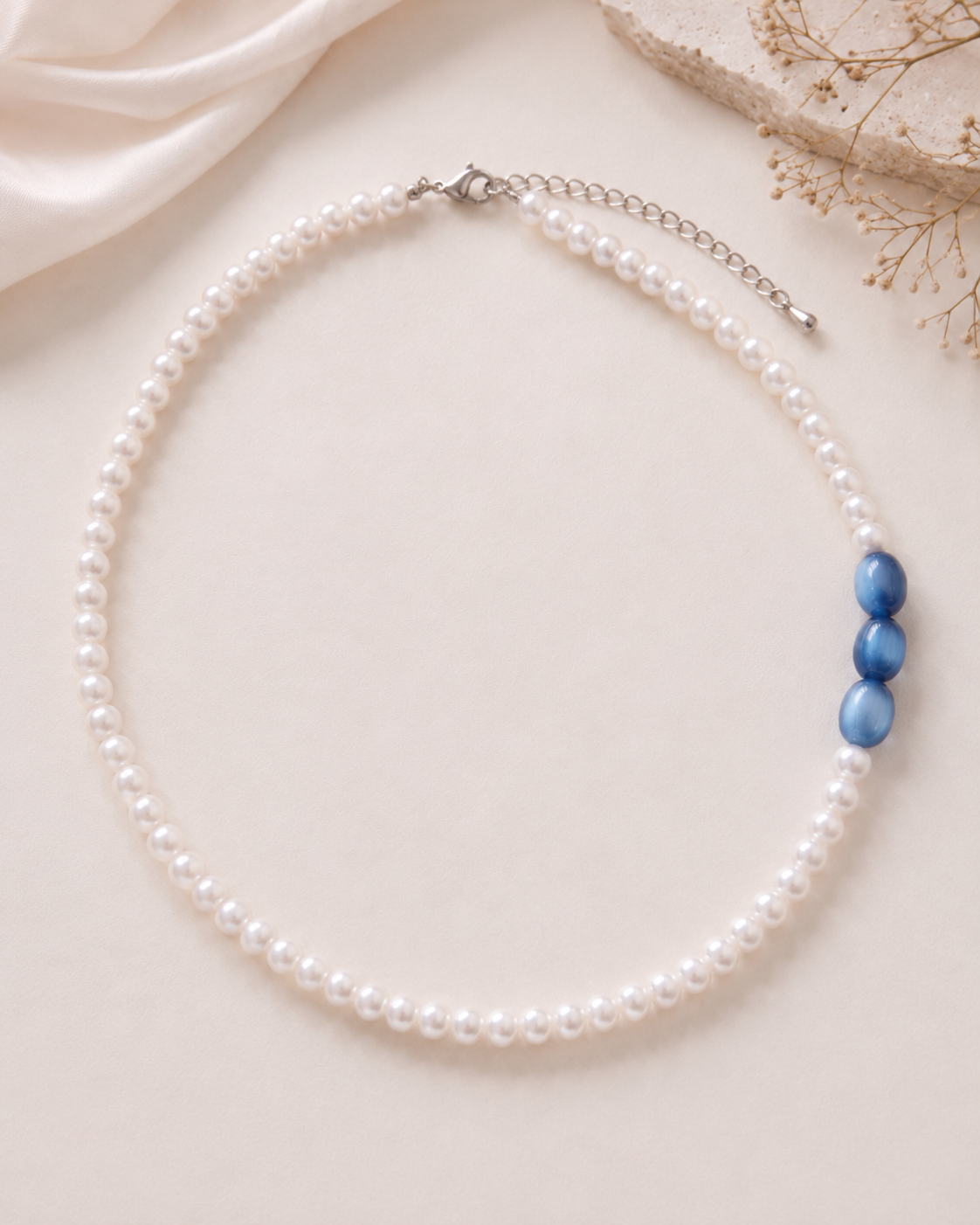 Colar luna azul com modelo 3