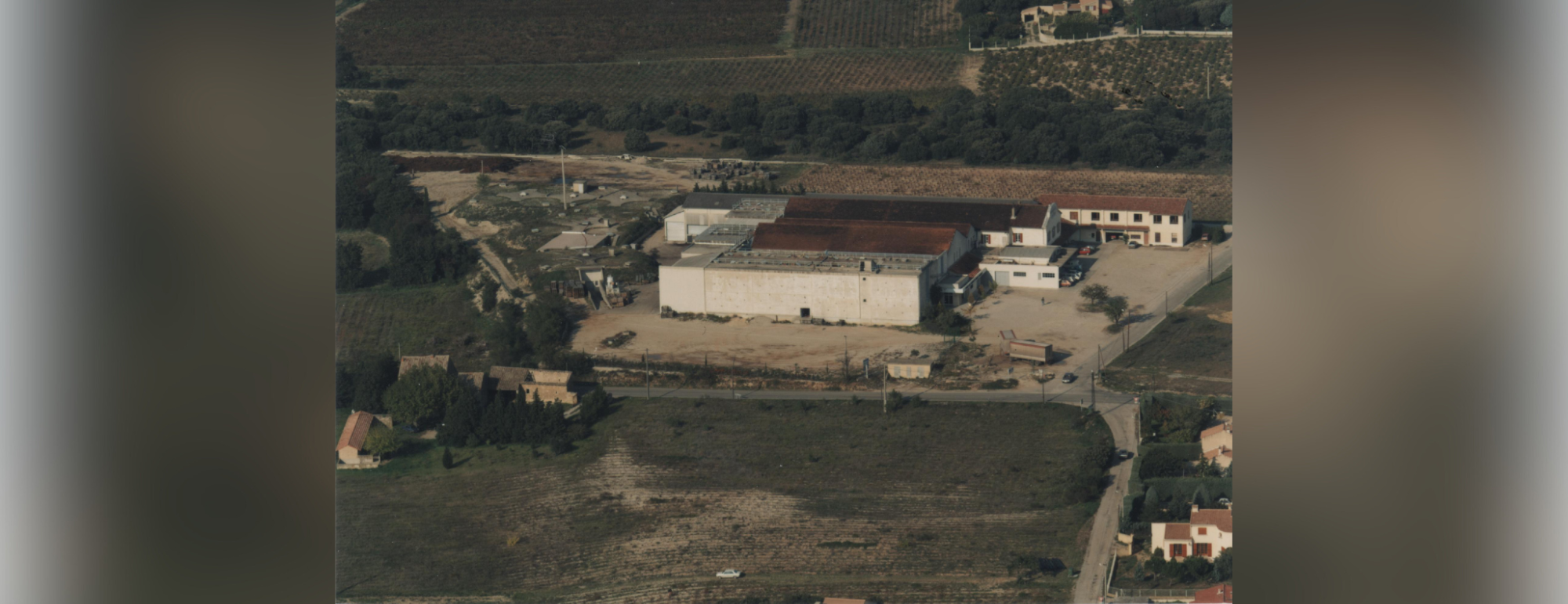 Photo aérienne de la cave coopérative dans le passé