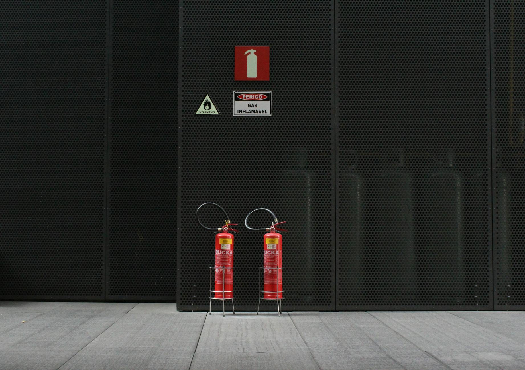 paire de reservoirs extincteurs rouges