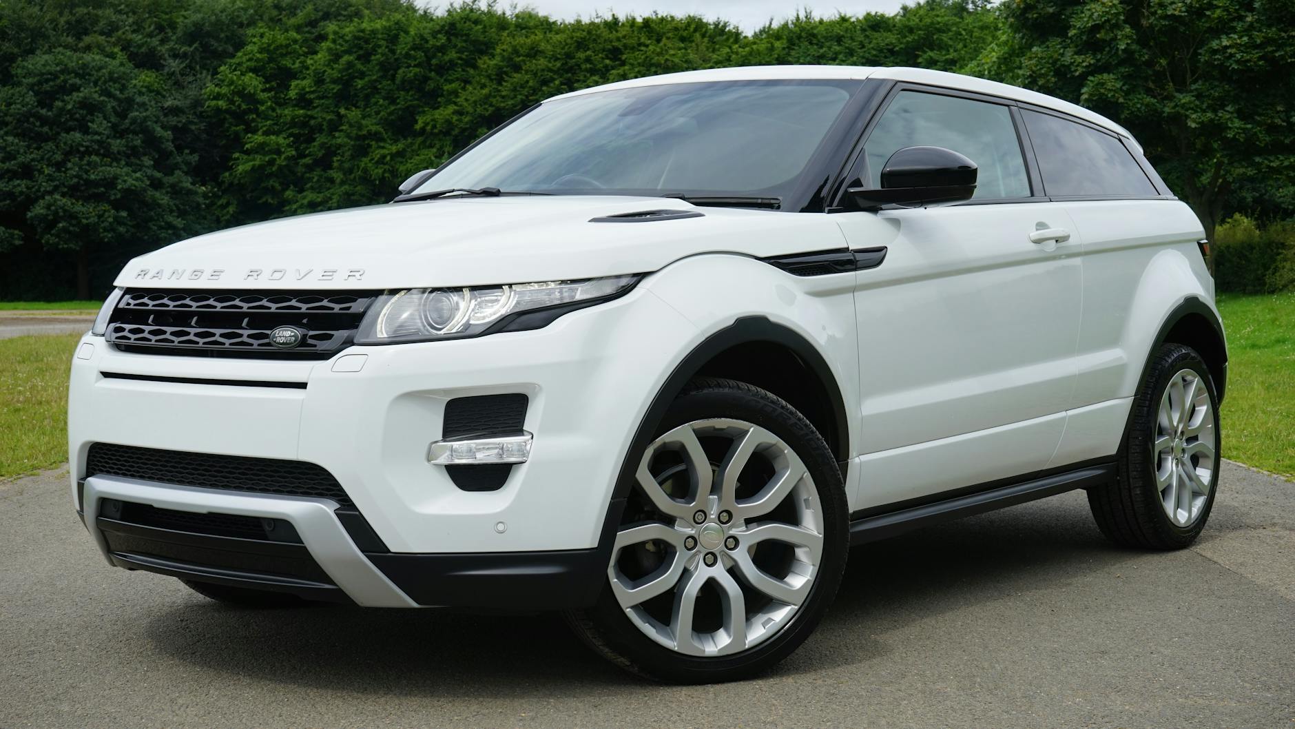 Blanc Land Rover Range Rover Suv Sur Route
